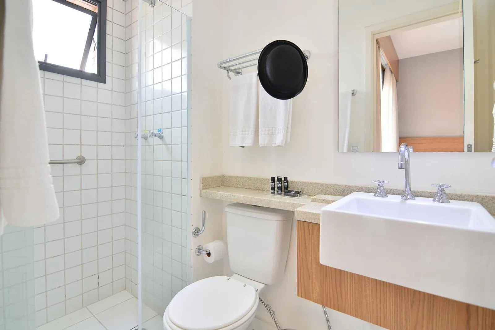 Shower in Charlie Faria Lima