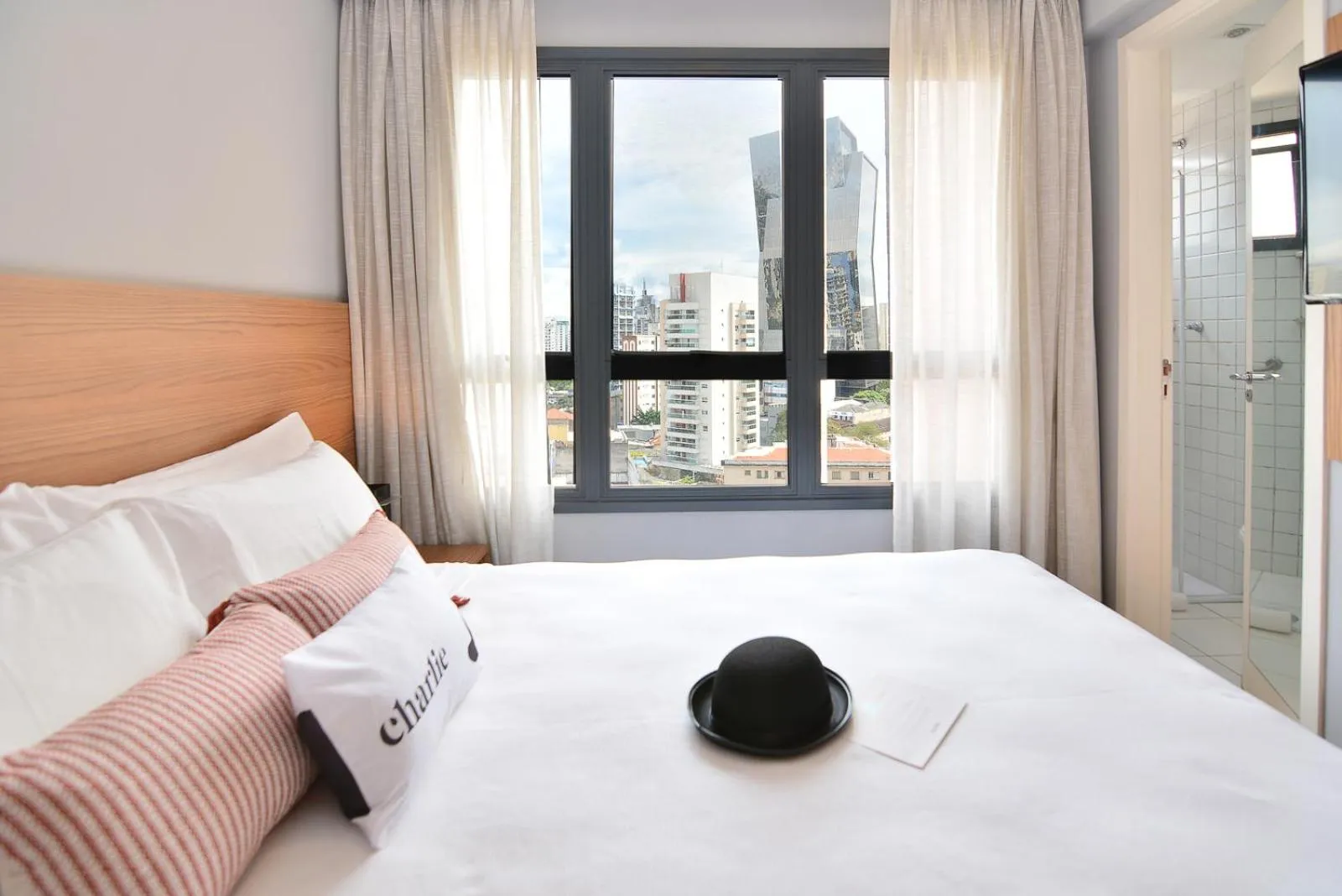 Bed in Charlie Faria Lima