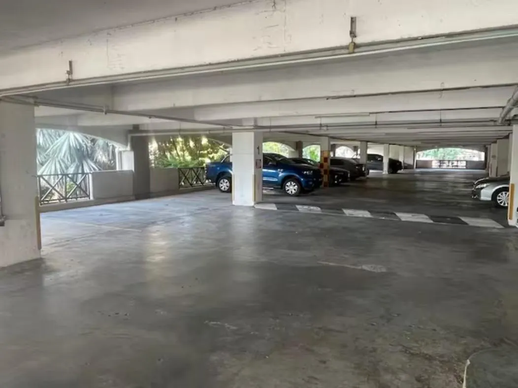 Gracious ~ Walking Distance to SEE, SHOP and EAT