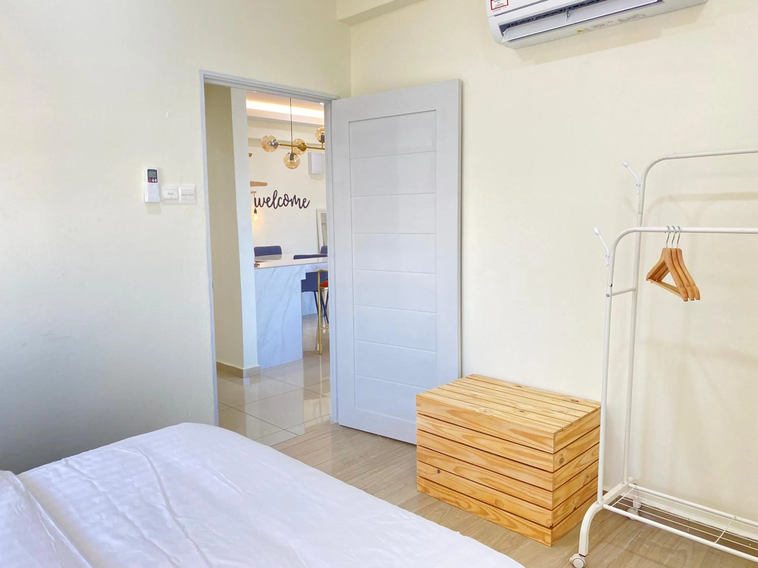 Bed in Gracious ~ Walking Distance to SEE, SHOP and EAT