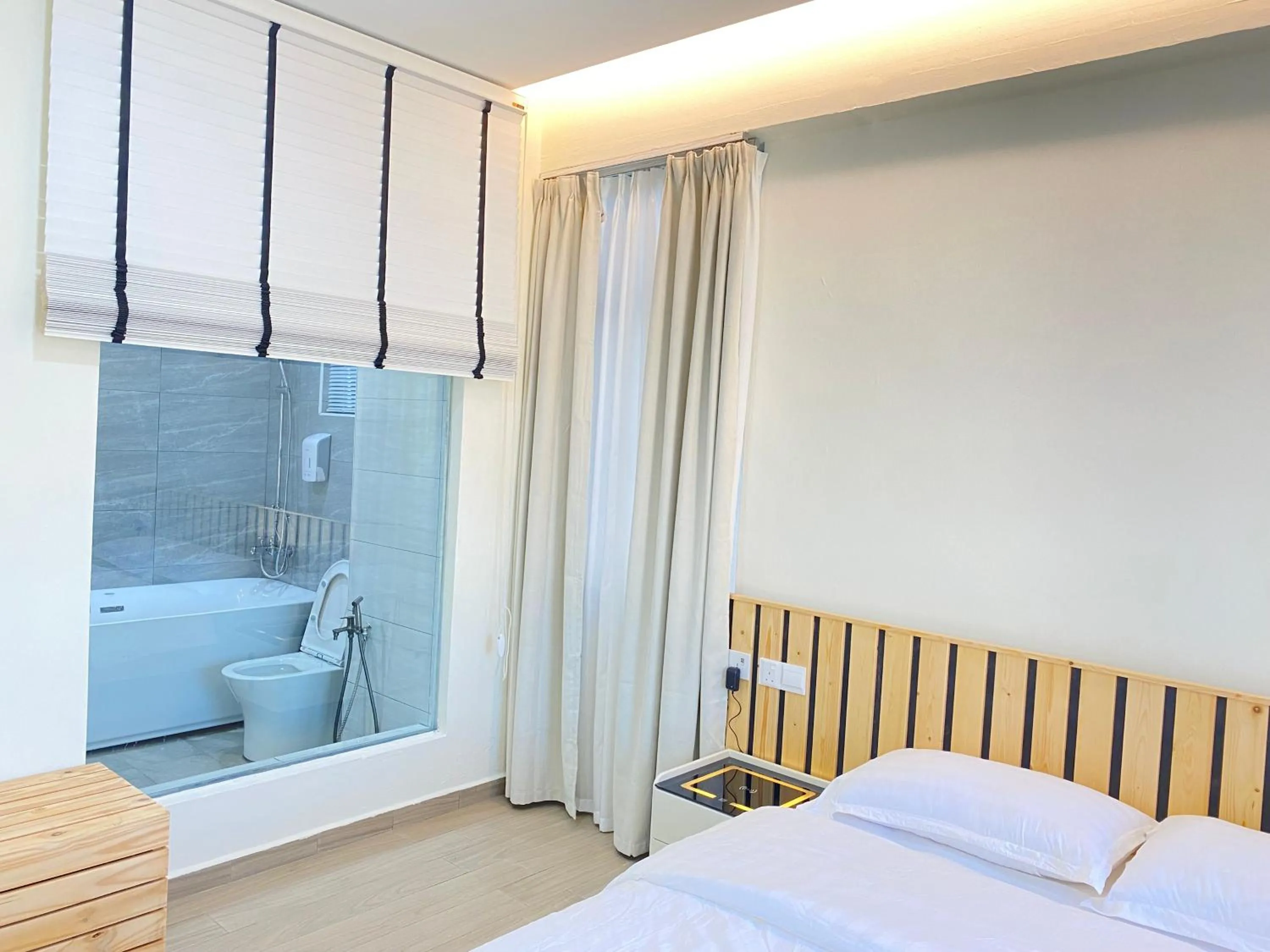 Bed in Gracious ~ Walking Distance to SEE, SHOP and EAT