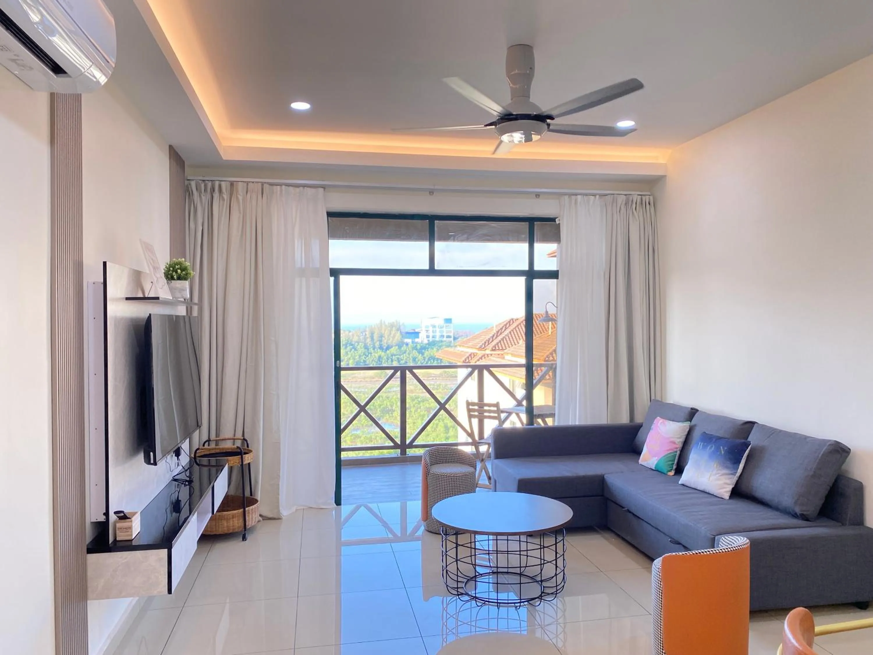 Gracious ~ Walking Distance to SEE, SHOP and EAT