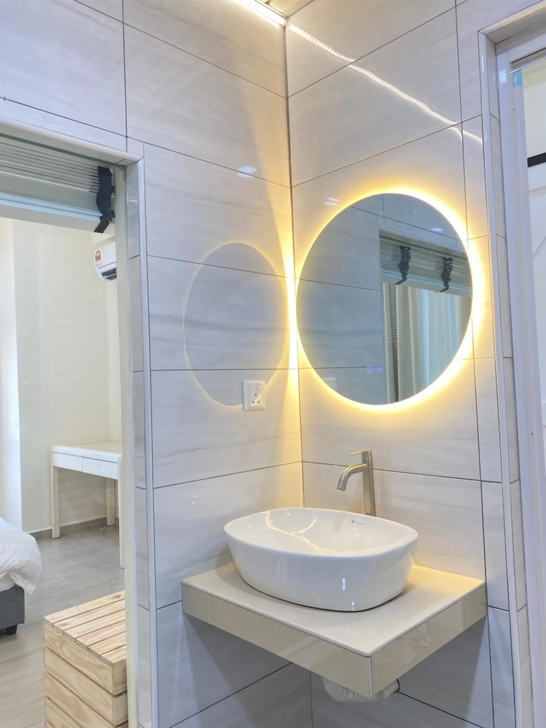 Gracious ~ Walking Distance to SEE, SHOP and EAT