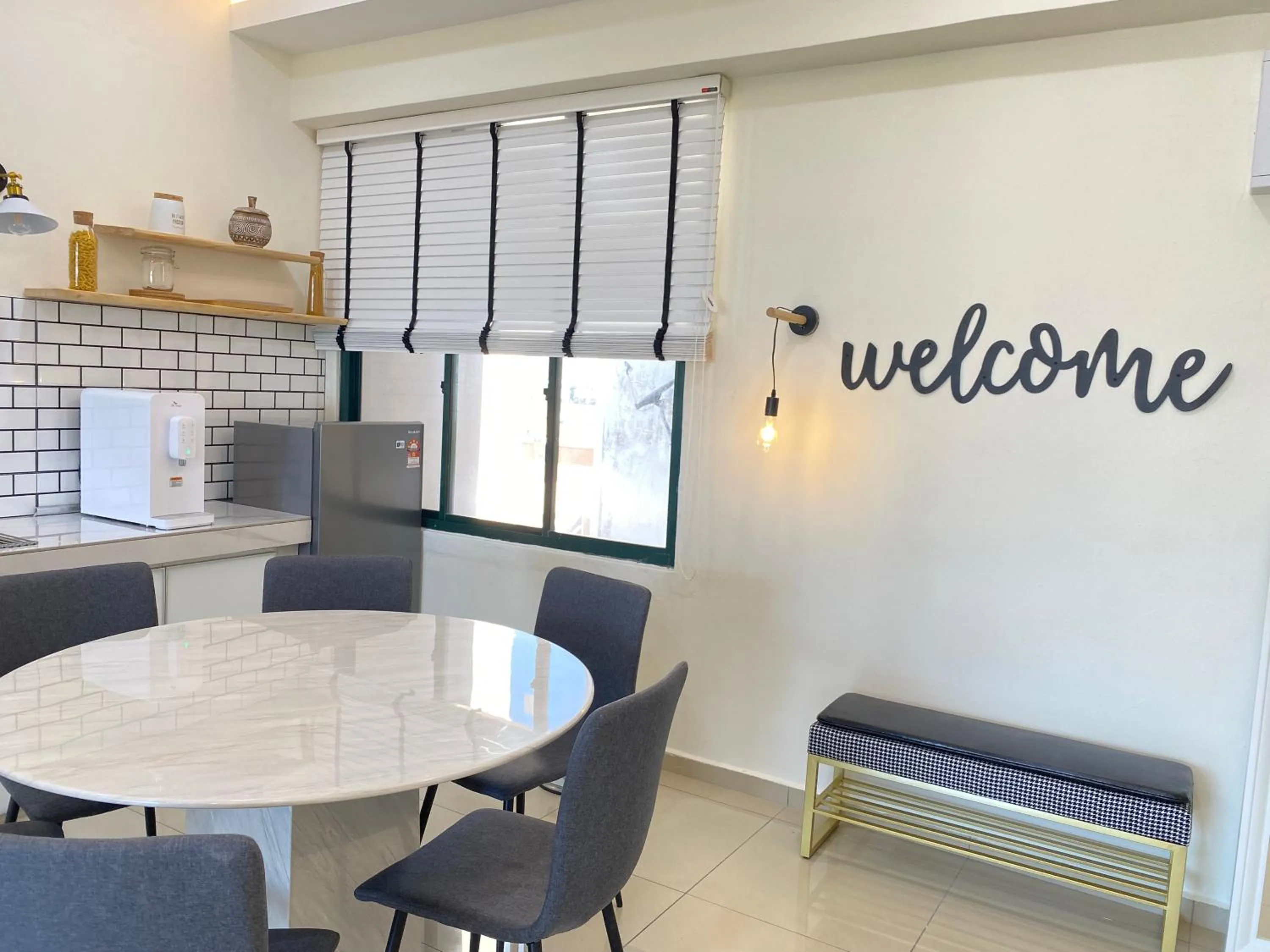 Gracious ~ Walking Distance to SEE, SHOP and EAT