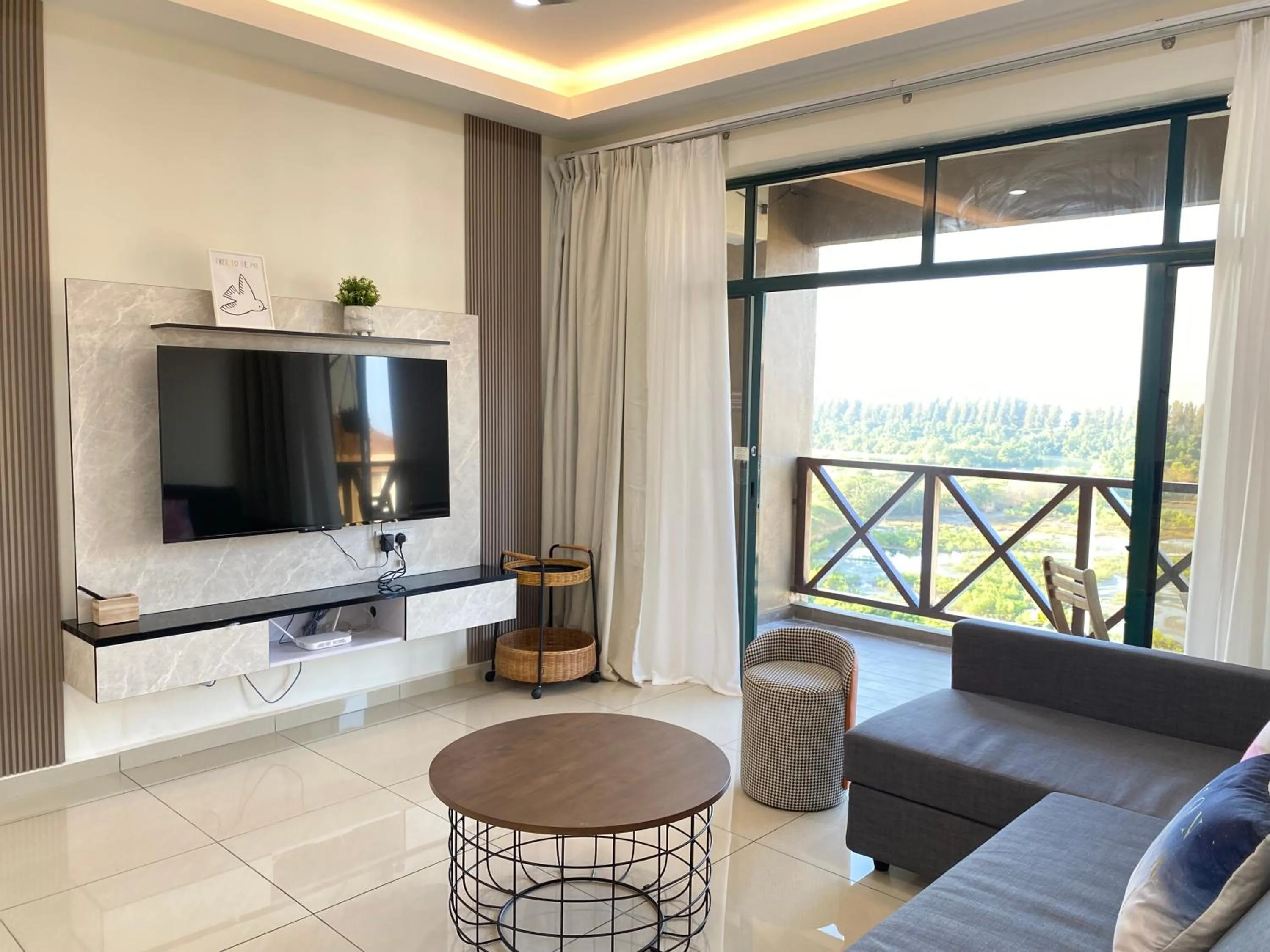 Gracious ~ Walking Distance to SEE, SHOP and EAT