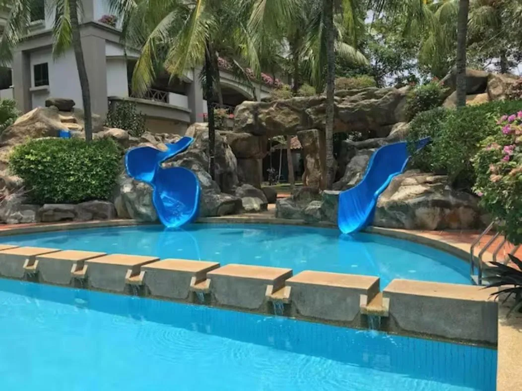 Gracious ~ Walking Distance to SEE, SHOP and EAT