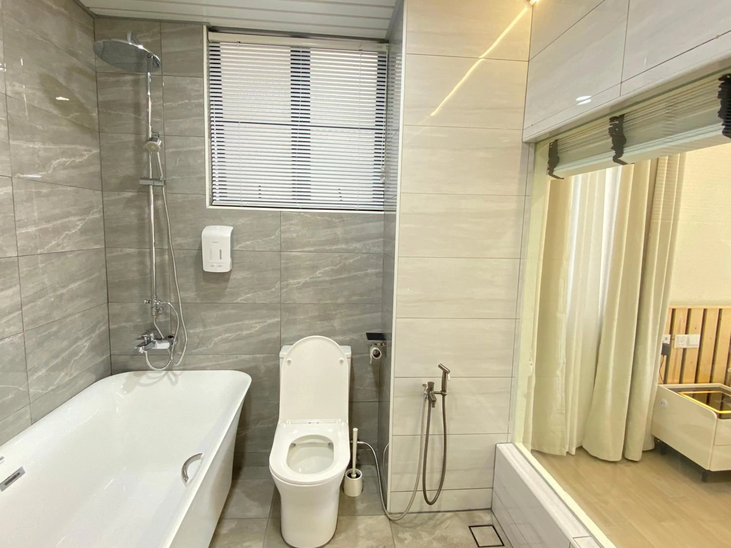 Gracious ~ Walking Distance to SEE, SHOP and EAT