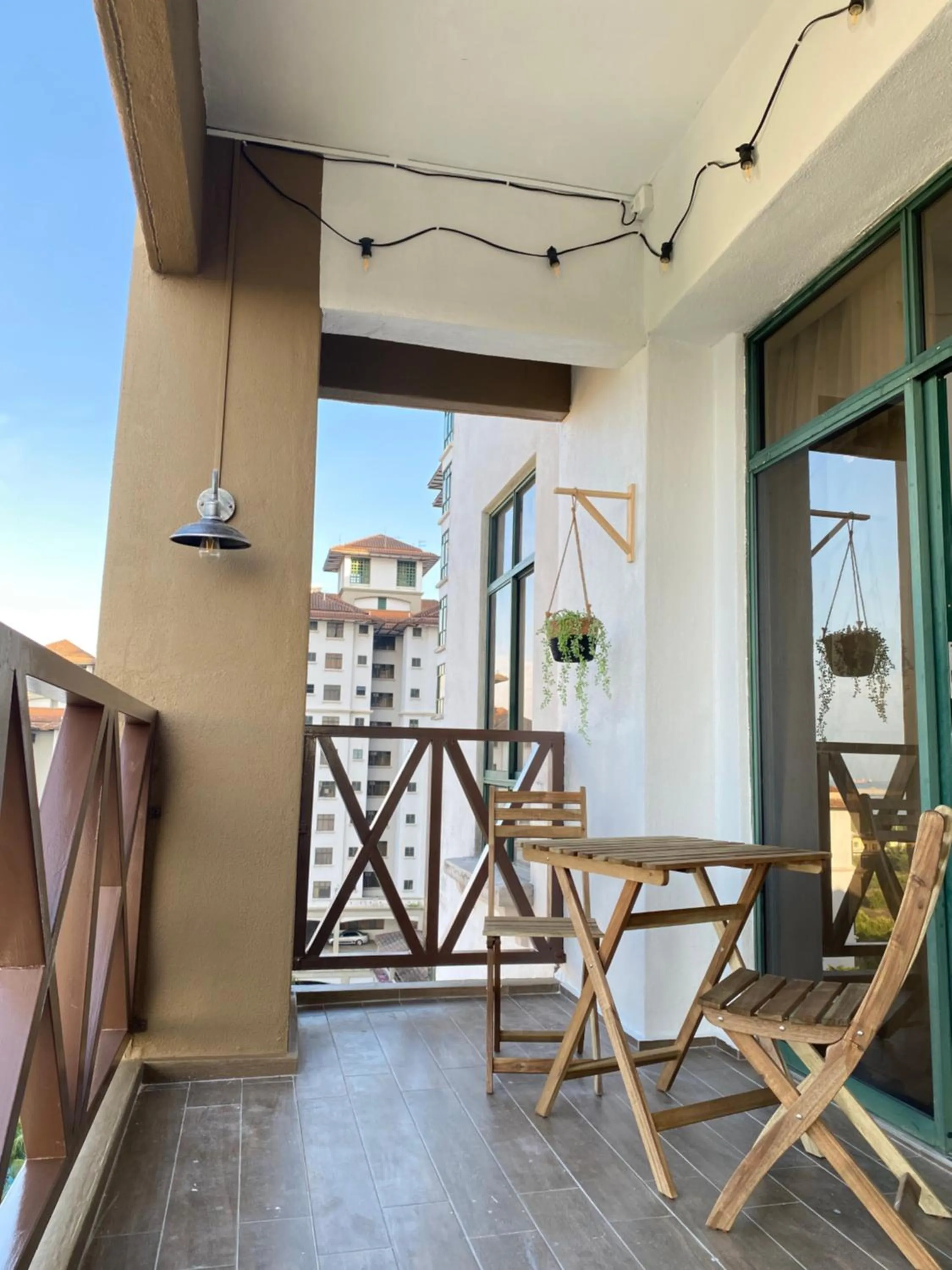 Gracious ~ Walking Distance to SEE, SHOP and EAT