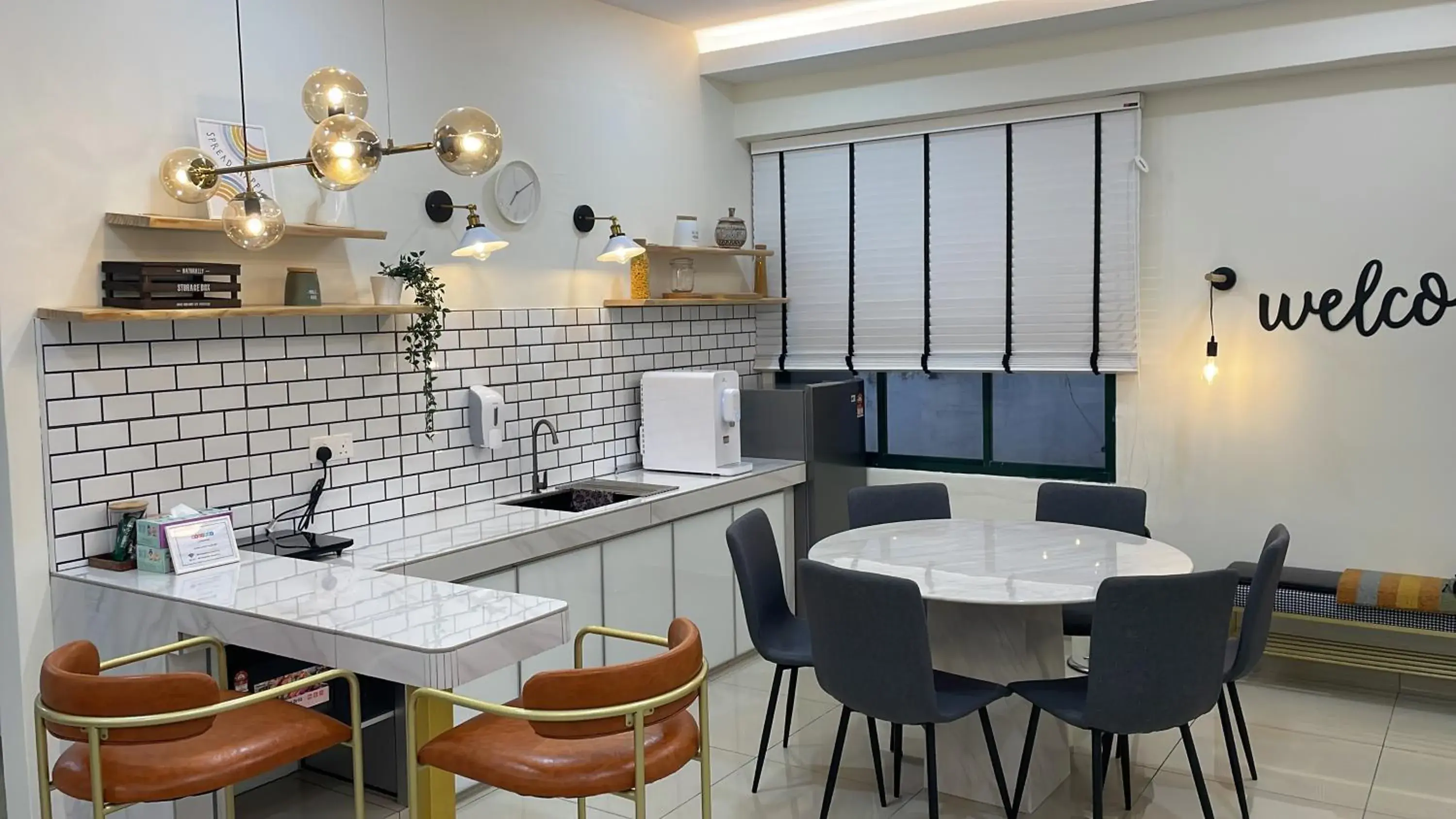 Gracious ~ Walking Distance to SEE, SHOP and EAT Gracious ~ Walking Distance to SEE, SHOP and EAT