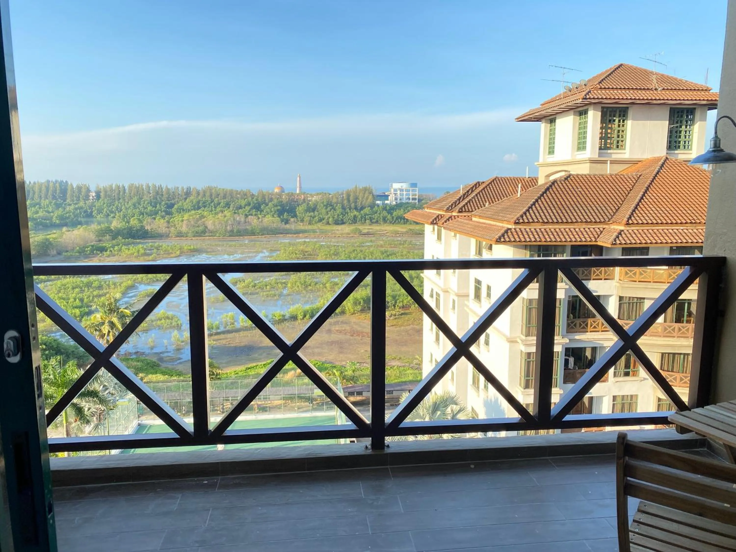 Gracious ~ Walking Distance to SEE, SHOP and EAT