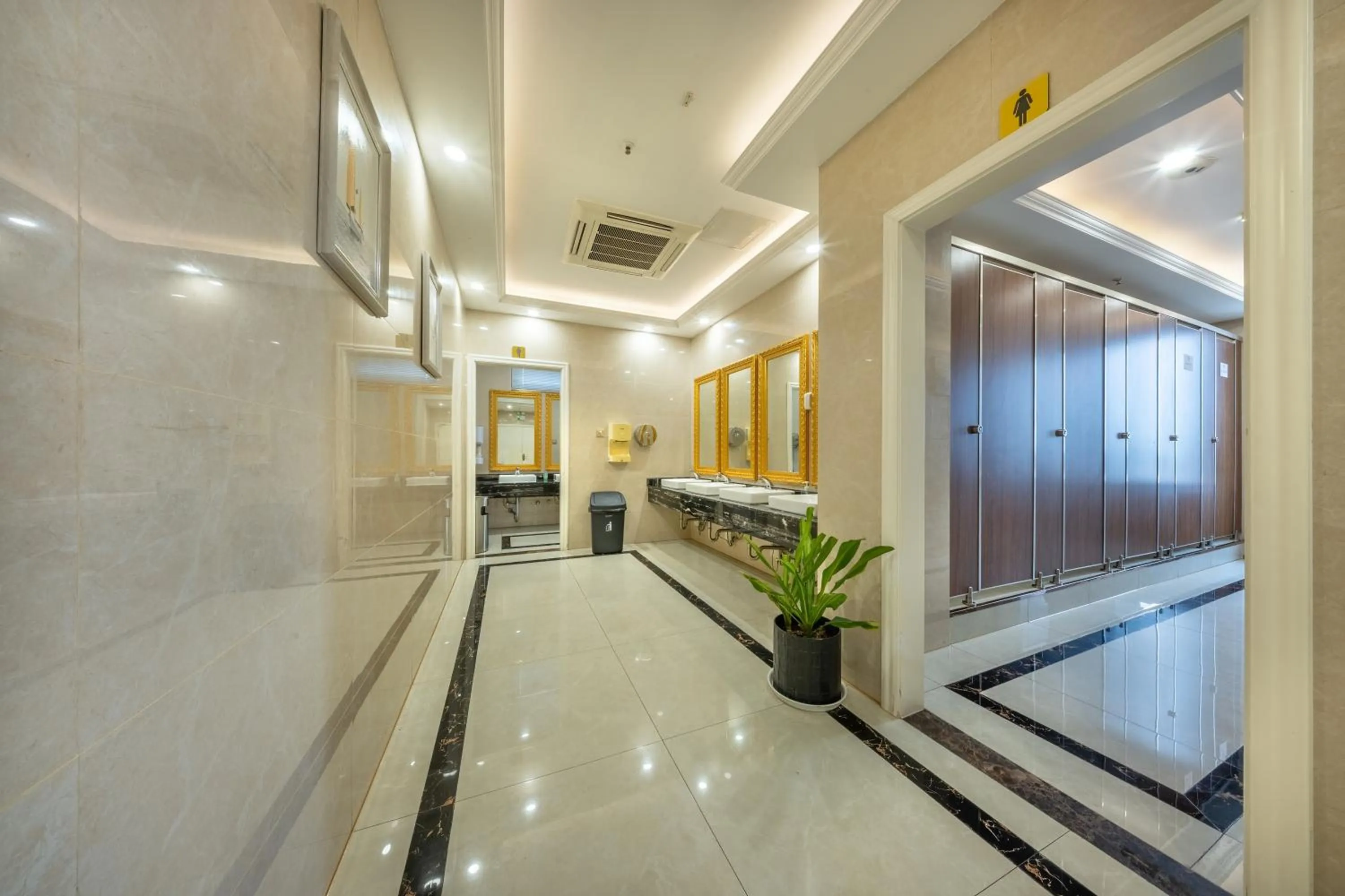 Toilet in ST Hotel Wattay Airport