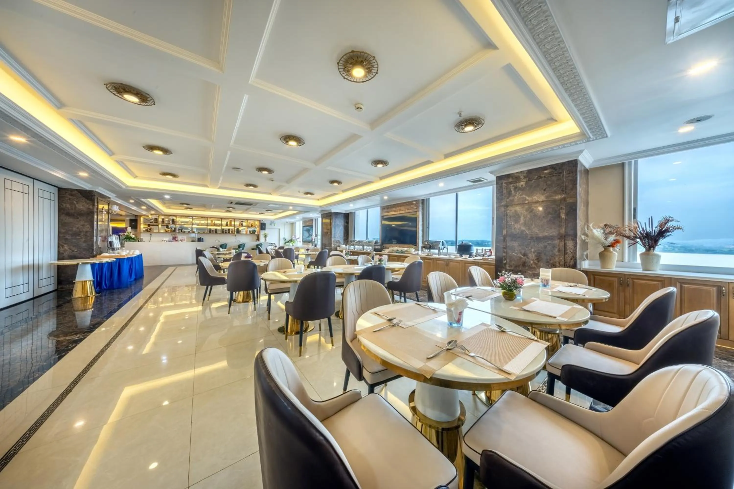 Restaurant/places to eat in ST Hotel Wattay Airport