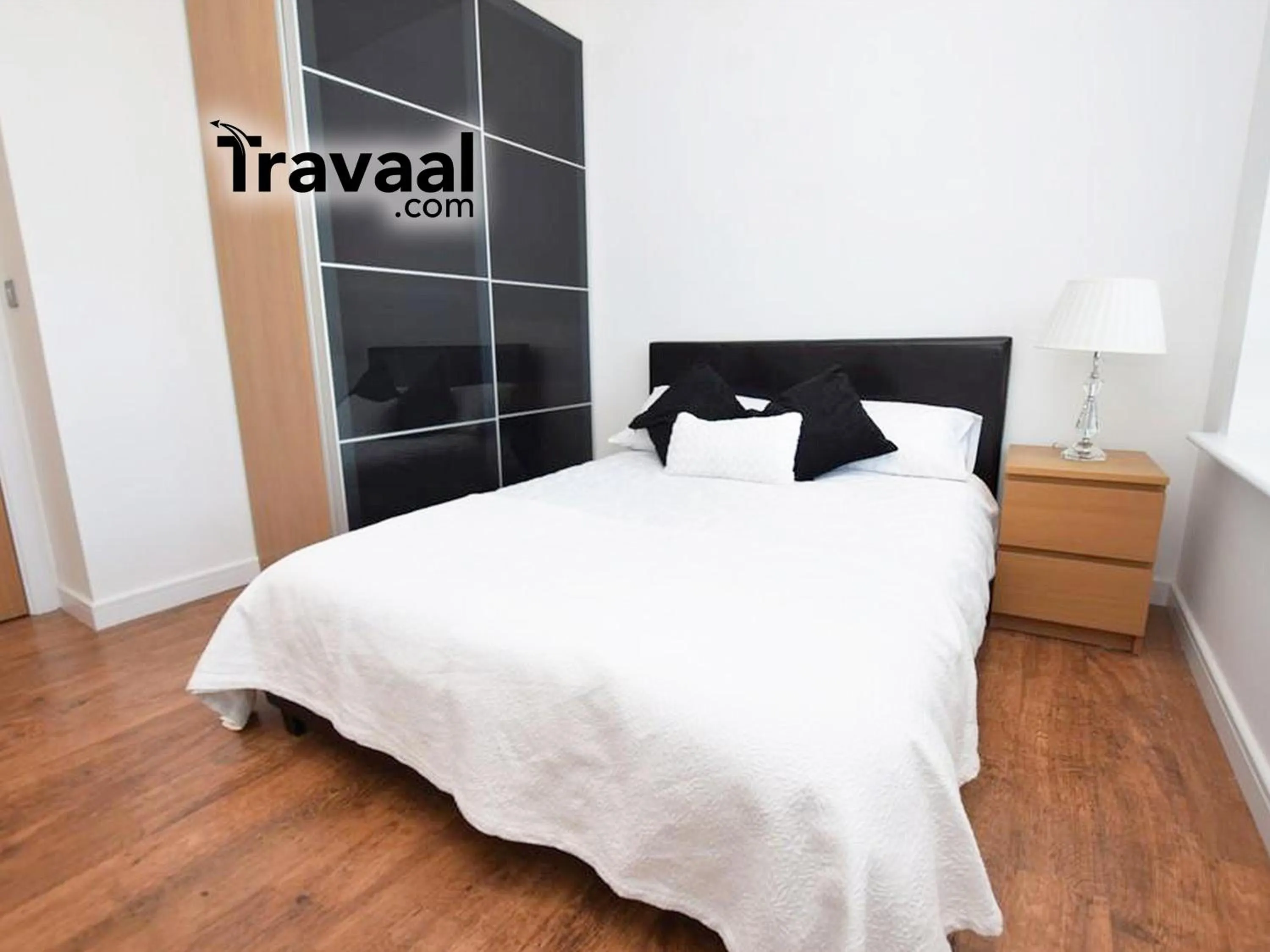 Bed in The Aviator Apartment - Farnborough - Allocated Parking, WI-FI & Self Check-in