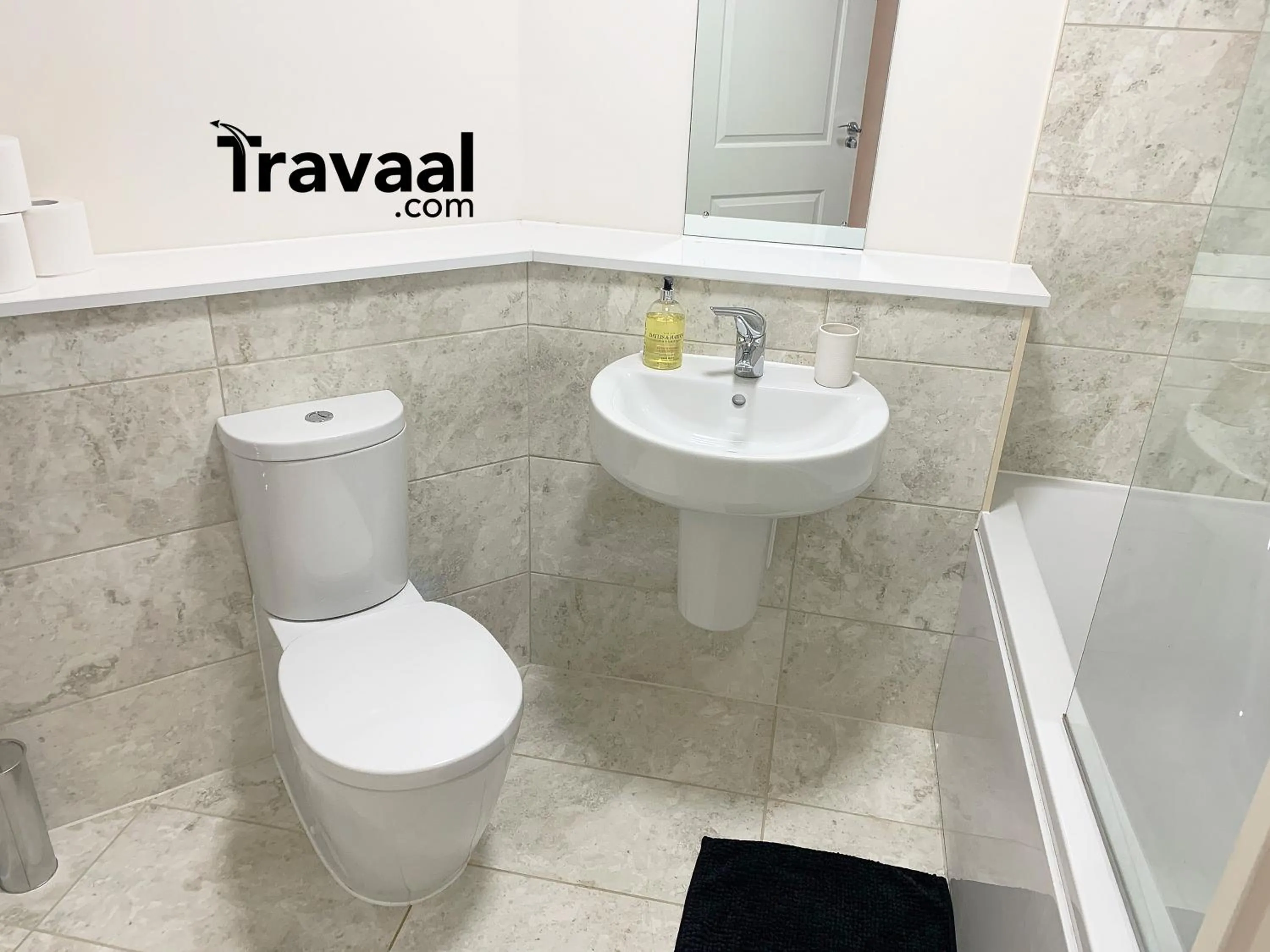 Toilet in The Aviator Apartment - Farnborough - Allocated Parking, WI-FI & Self Check-in