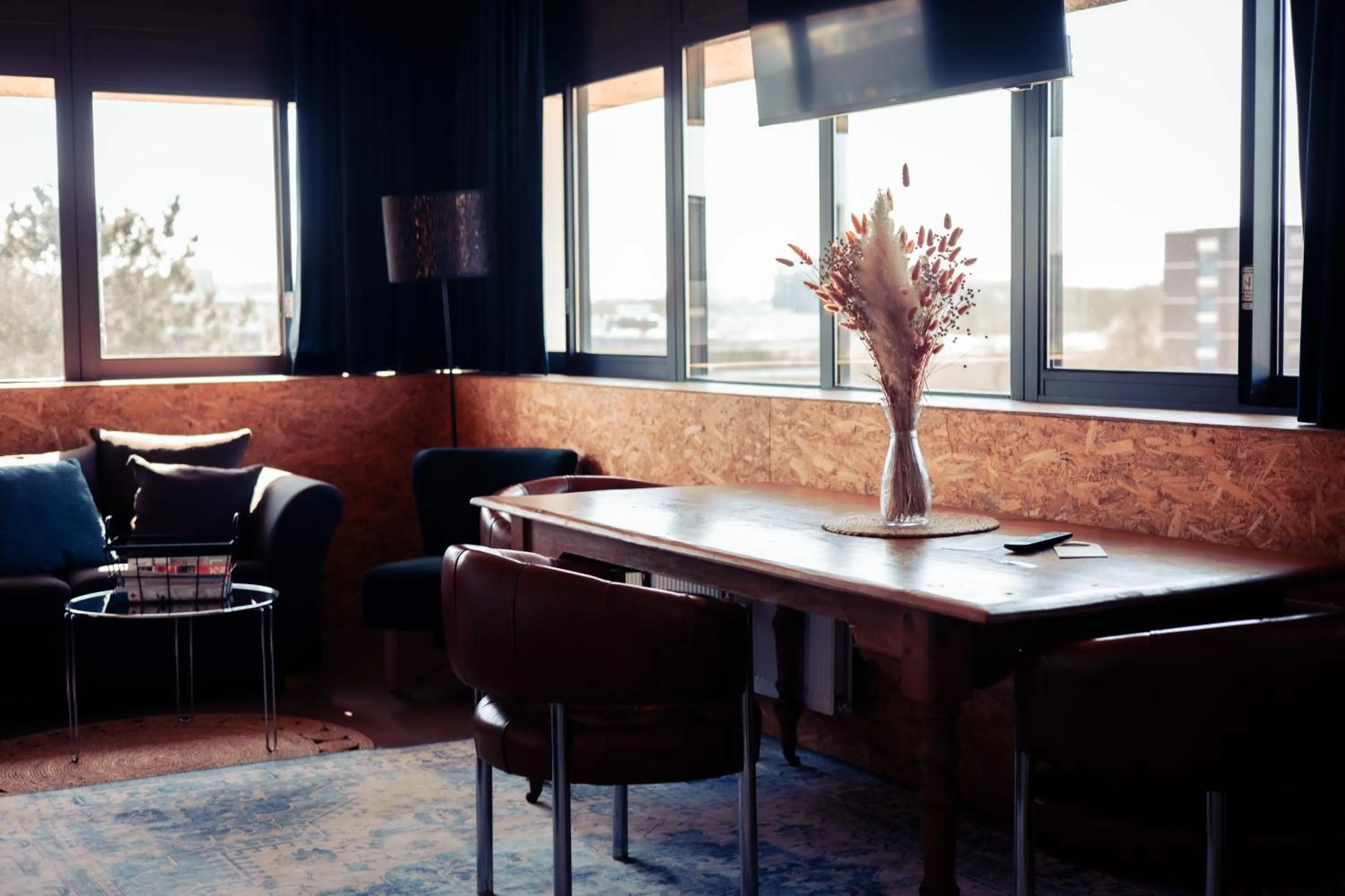 Communal lounge/ TV room in Urban Hotel The Golden Stork