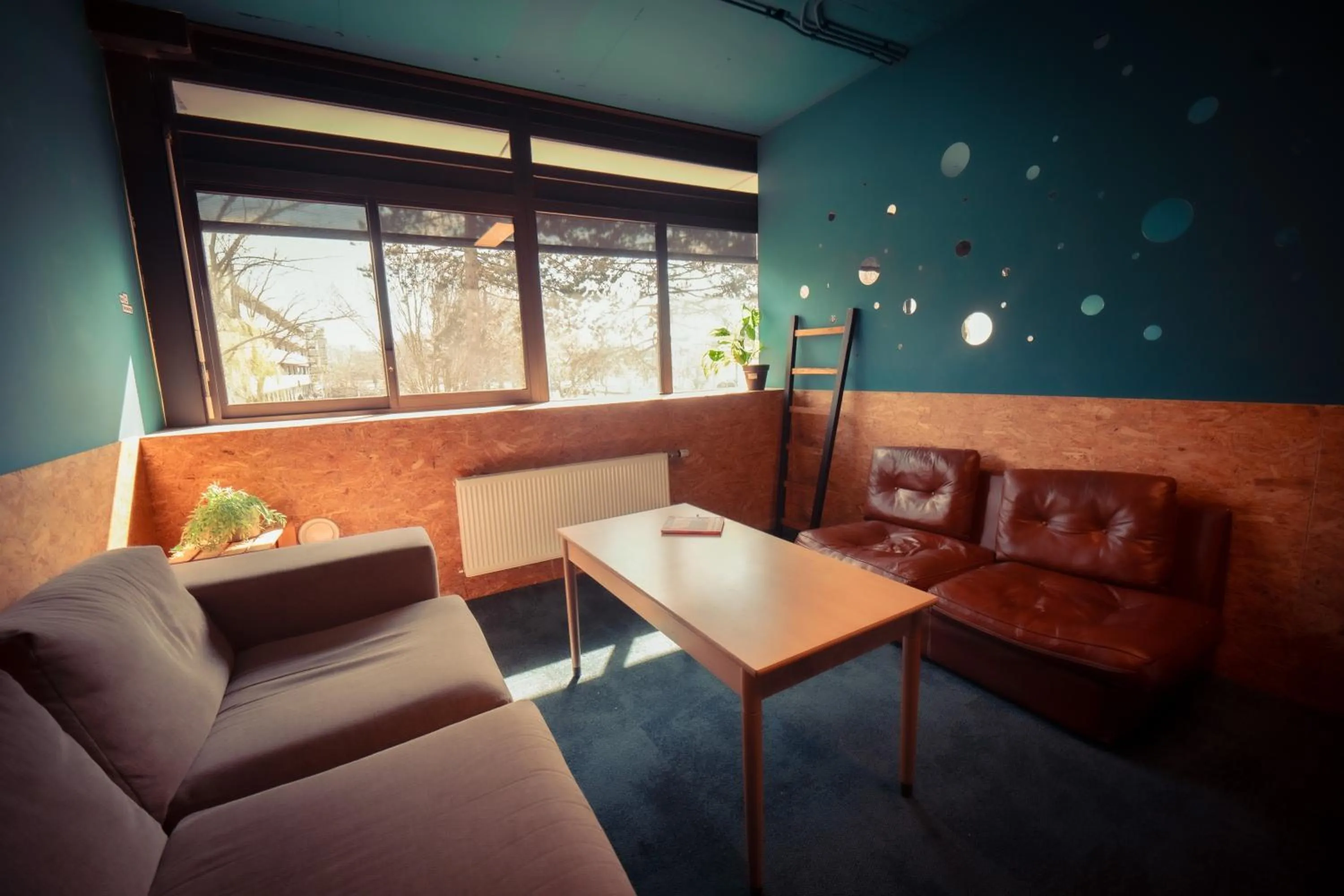 Communal lounge/ TV room in Urban Hotel The Golden Stork