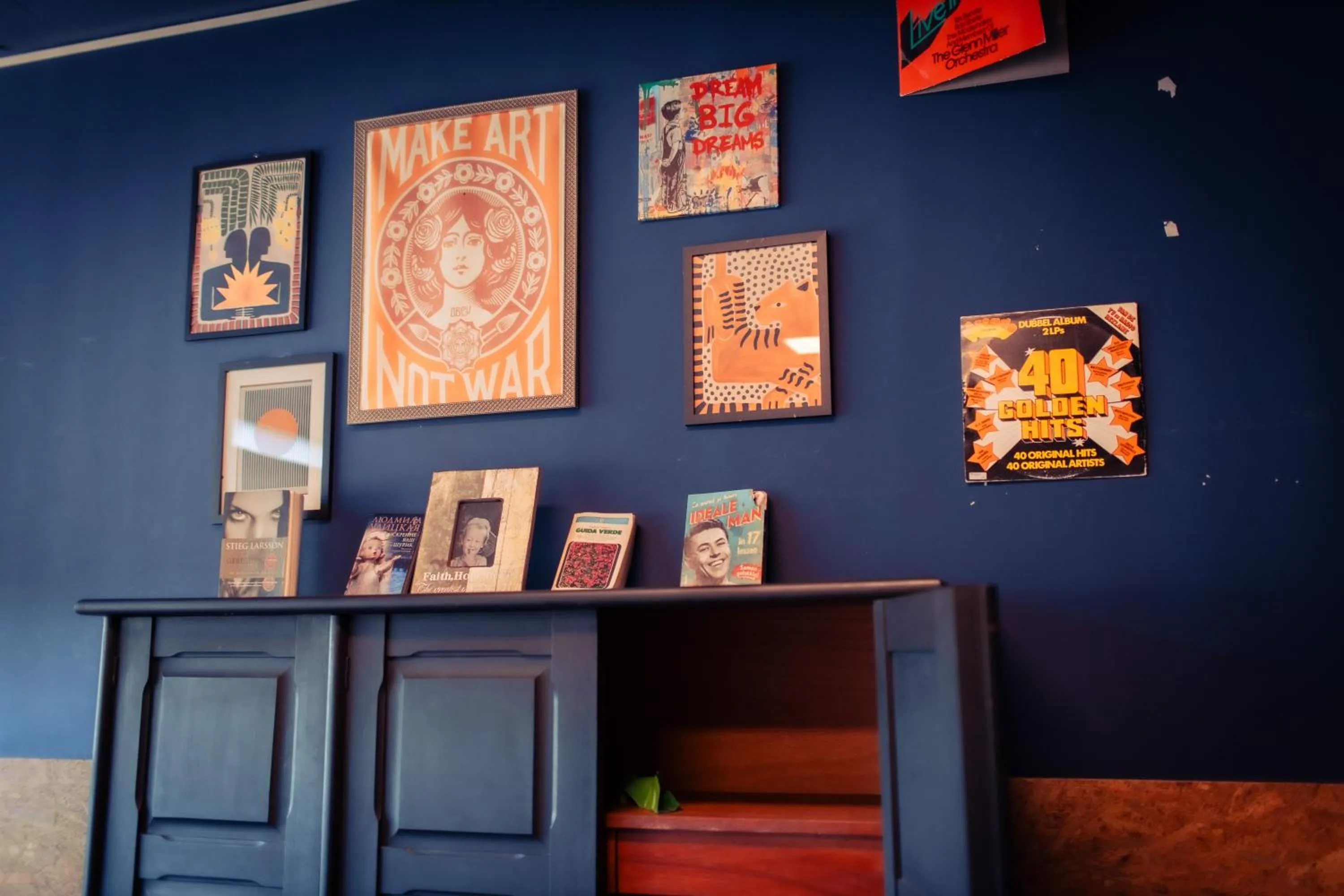 Communal lounge/ TV room in Urban Hotel The Golden Stork