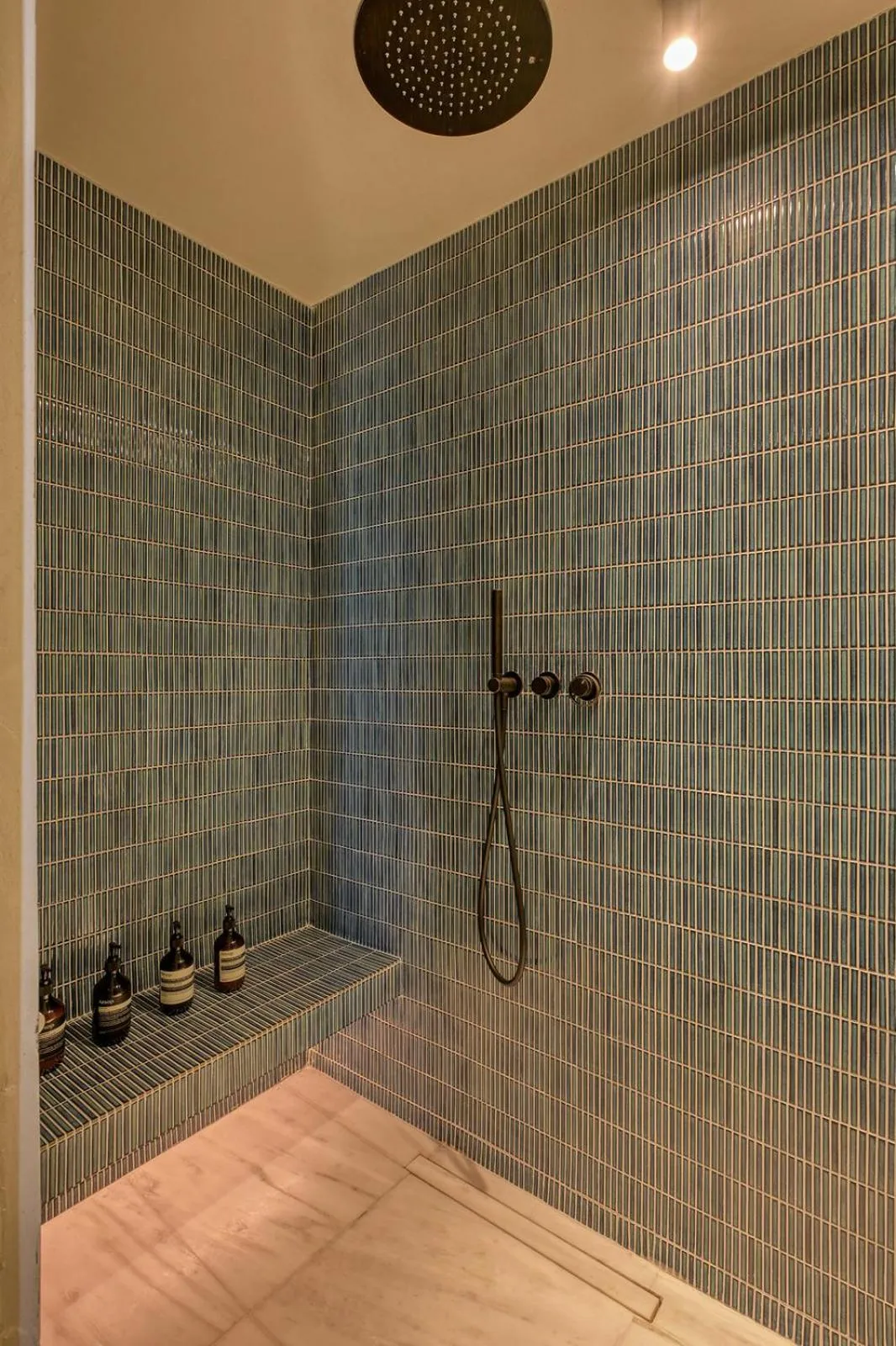 Shower in Avant Mar Paros