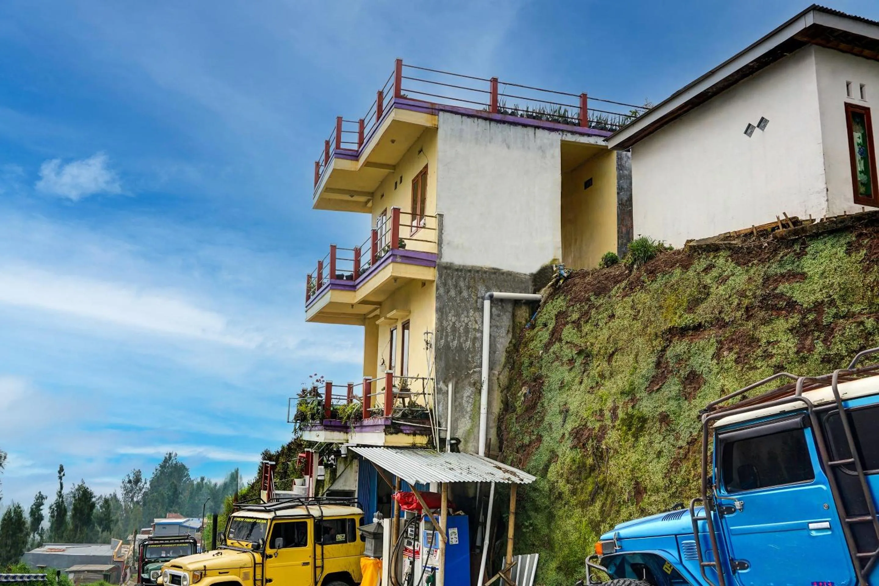 Facade/entrance in OYO Life 92499 Bagas Homestay Wonokitri