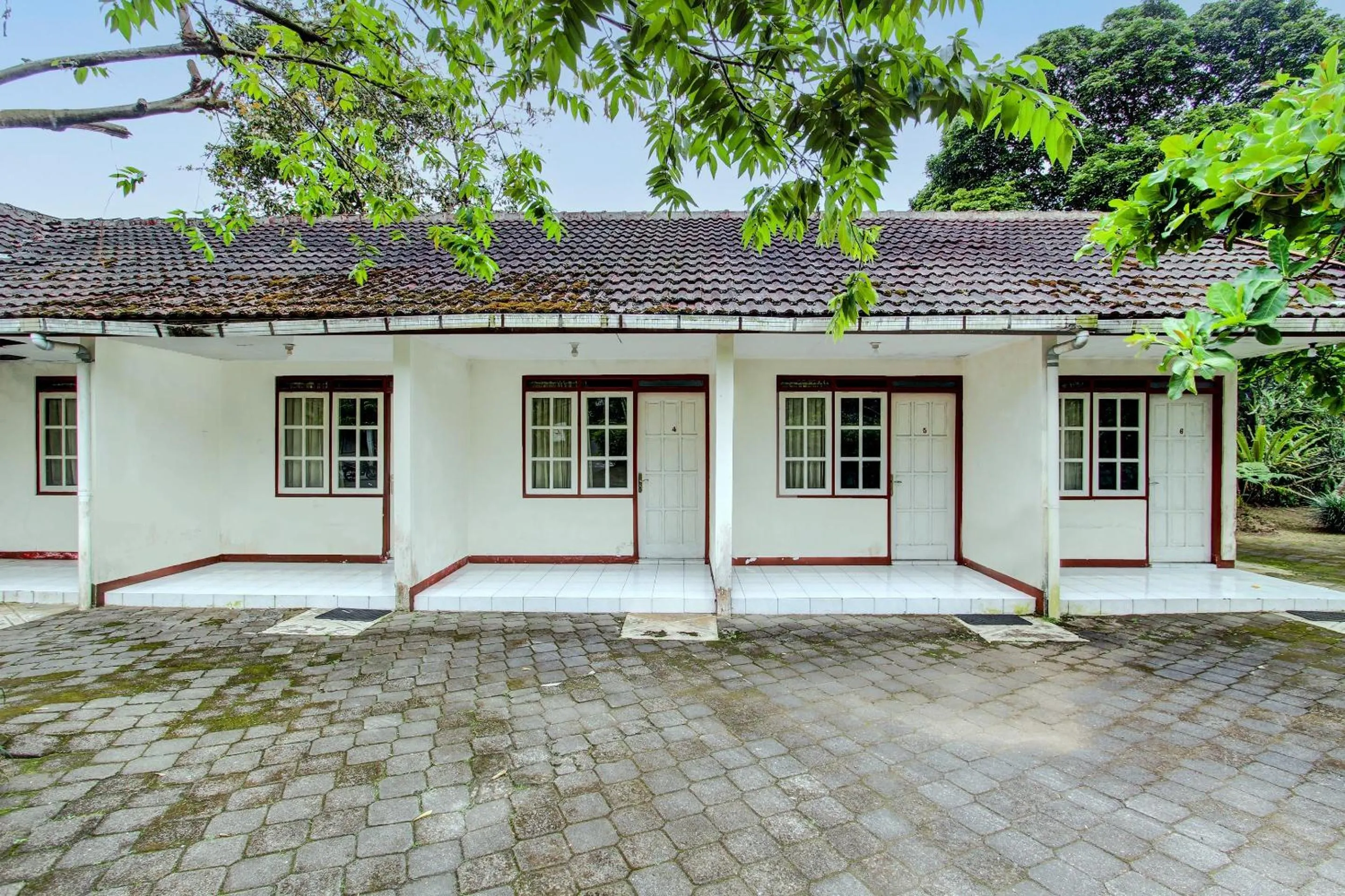 Facade/entrance in Hotel O Asta Guesthouse