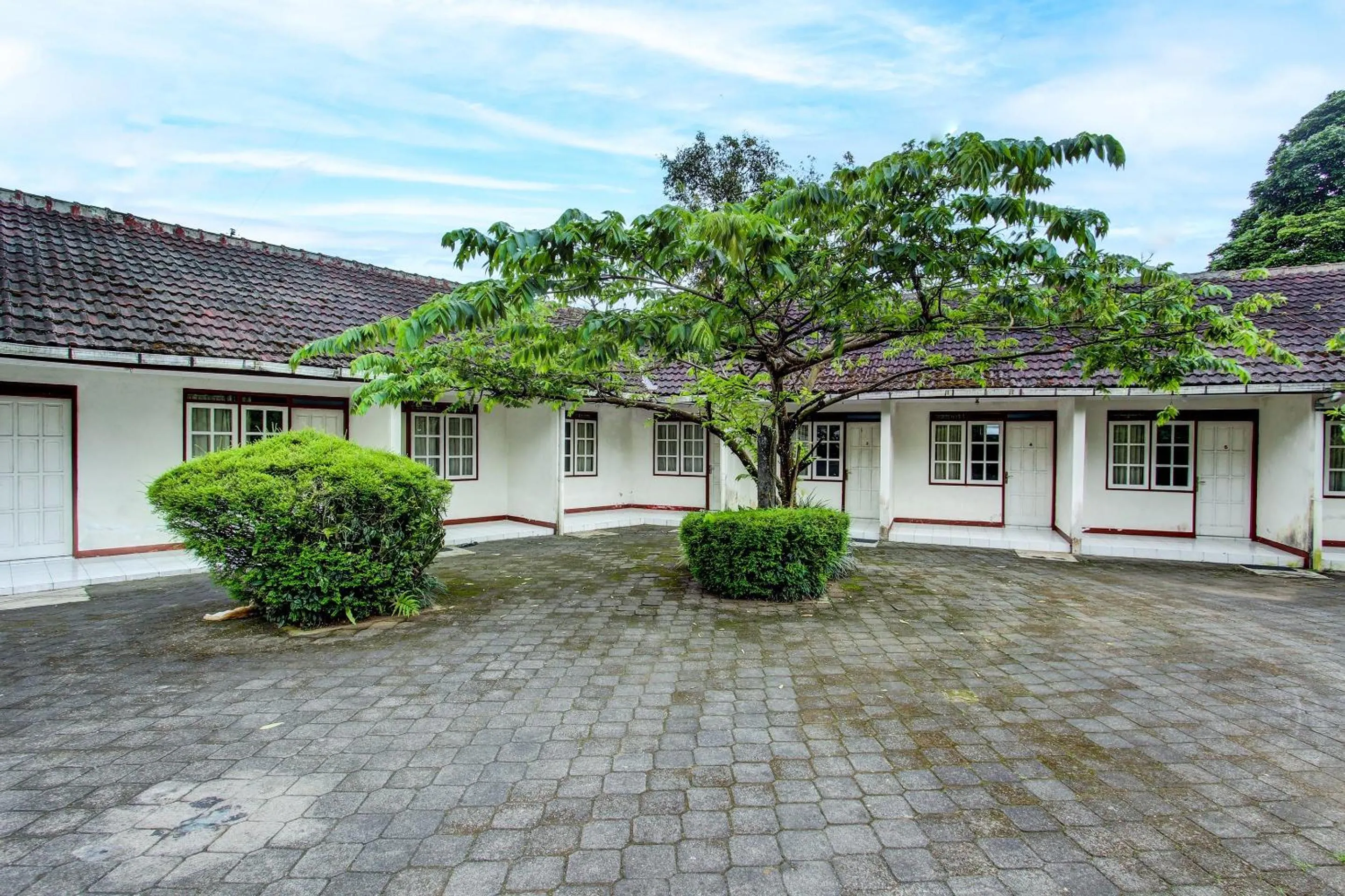 Facade/entrance in Hotel O Asta Guesthouse