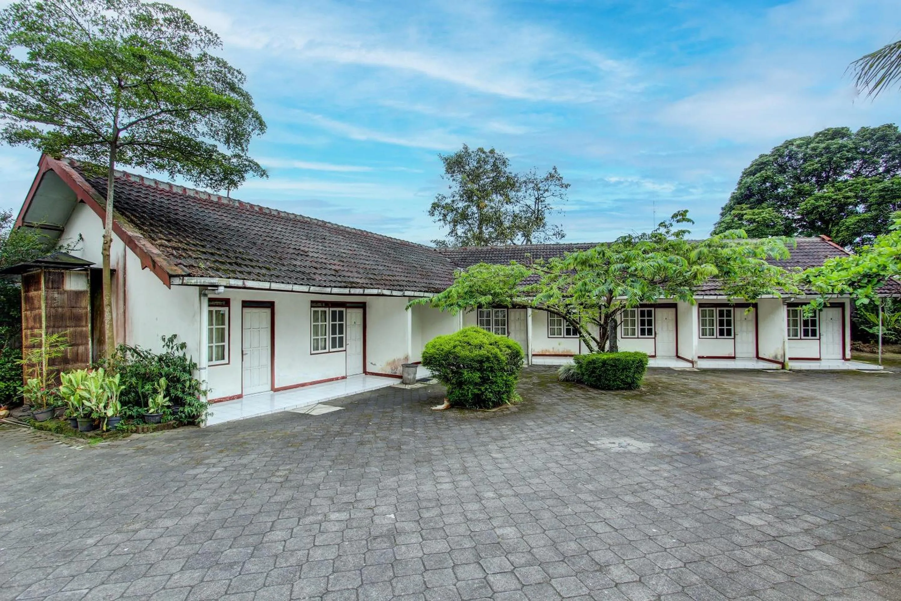Facade/entrance in Hotel O Asta Guesthouse
