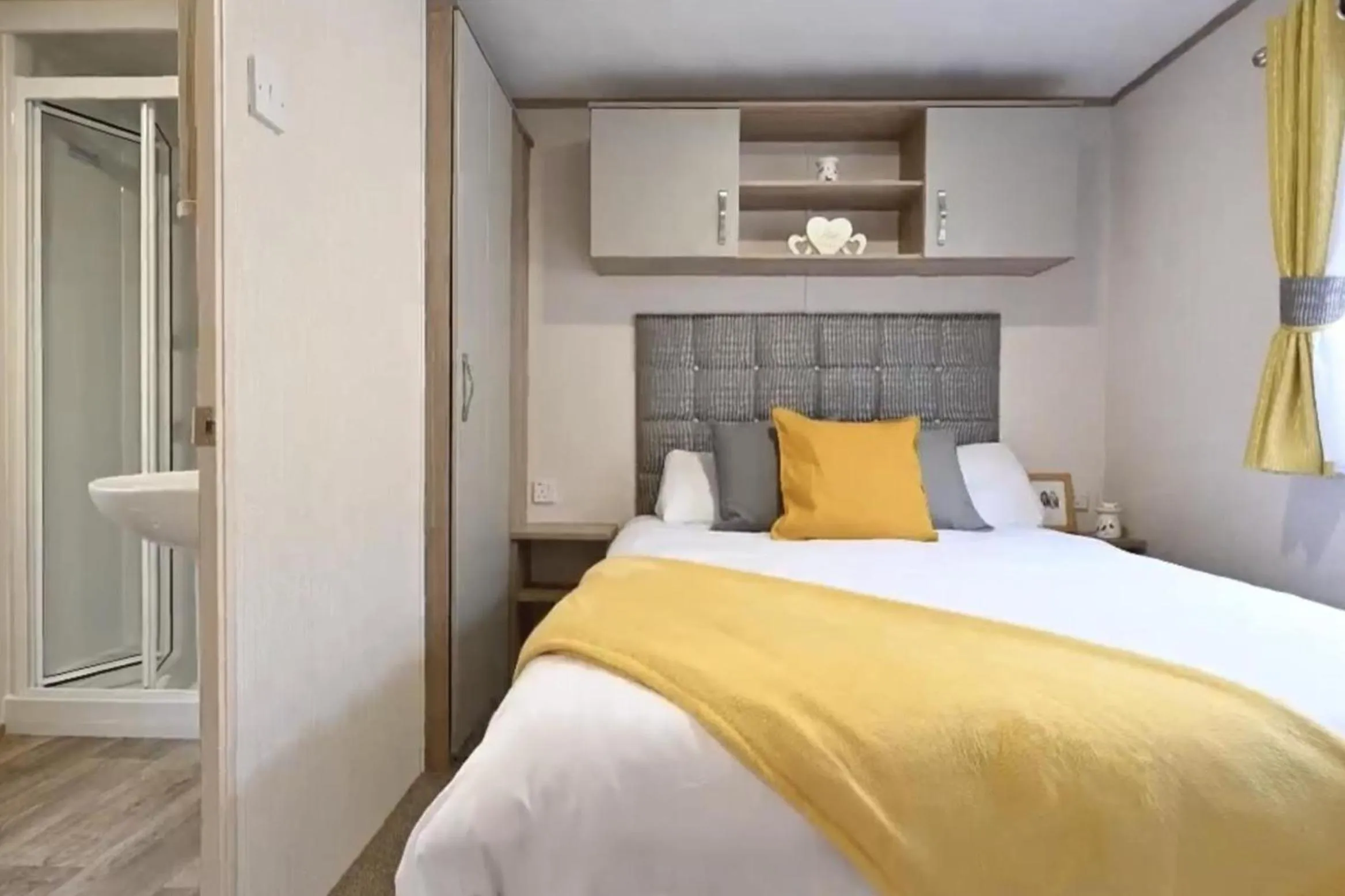 Bed in Coopers Beach 3-Bed Caravan Sleeps 8 & Pets Ok