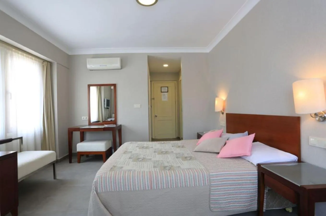 Photo of the whole room, Bed in SUMMER OTEL