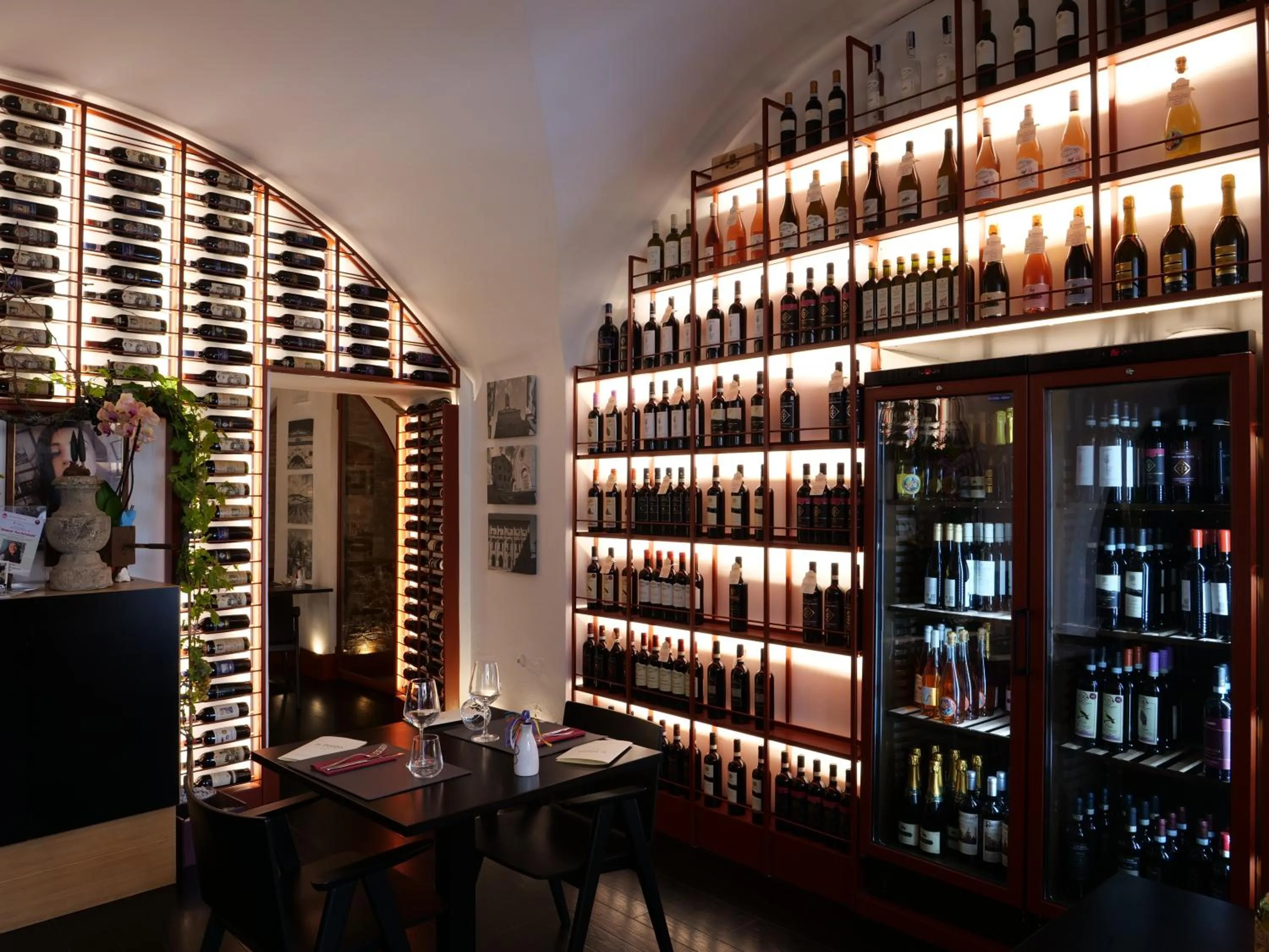 Restaurant/places to eat in Delcorto Suites