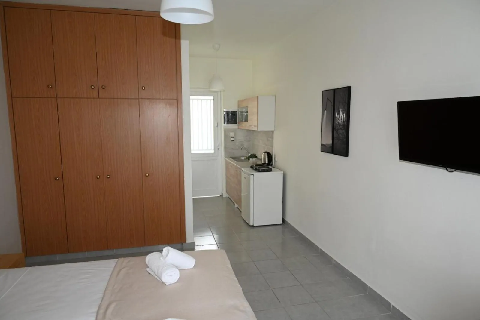 Bedroom in Stacy's Studios