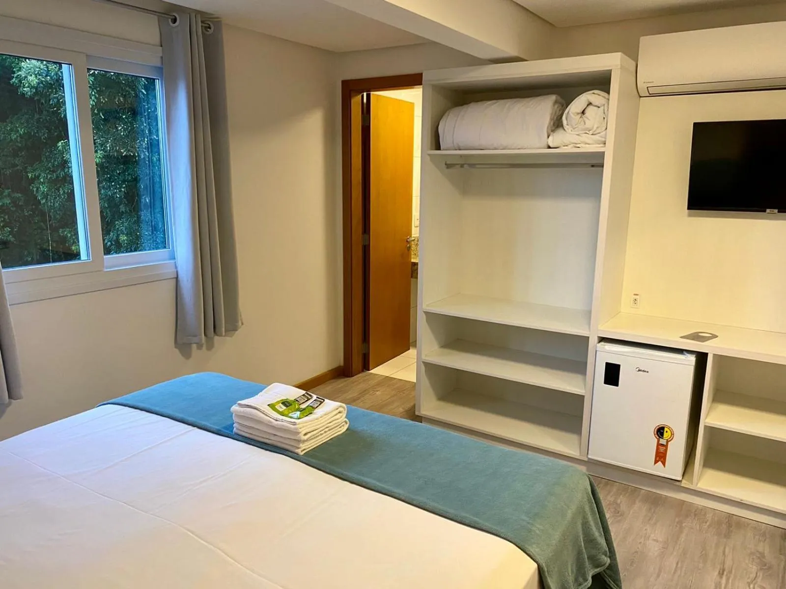 View (from property/room), Bed in Hotel Golden Hills