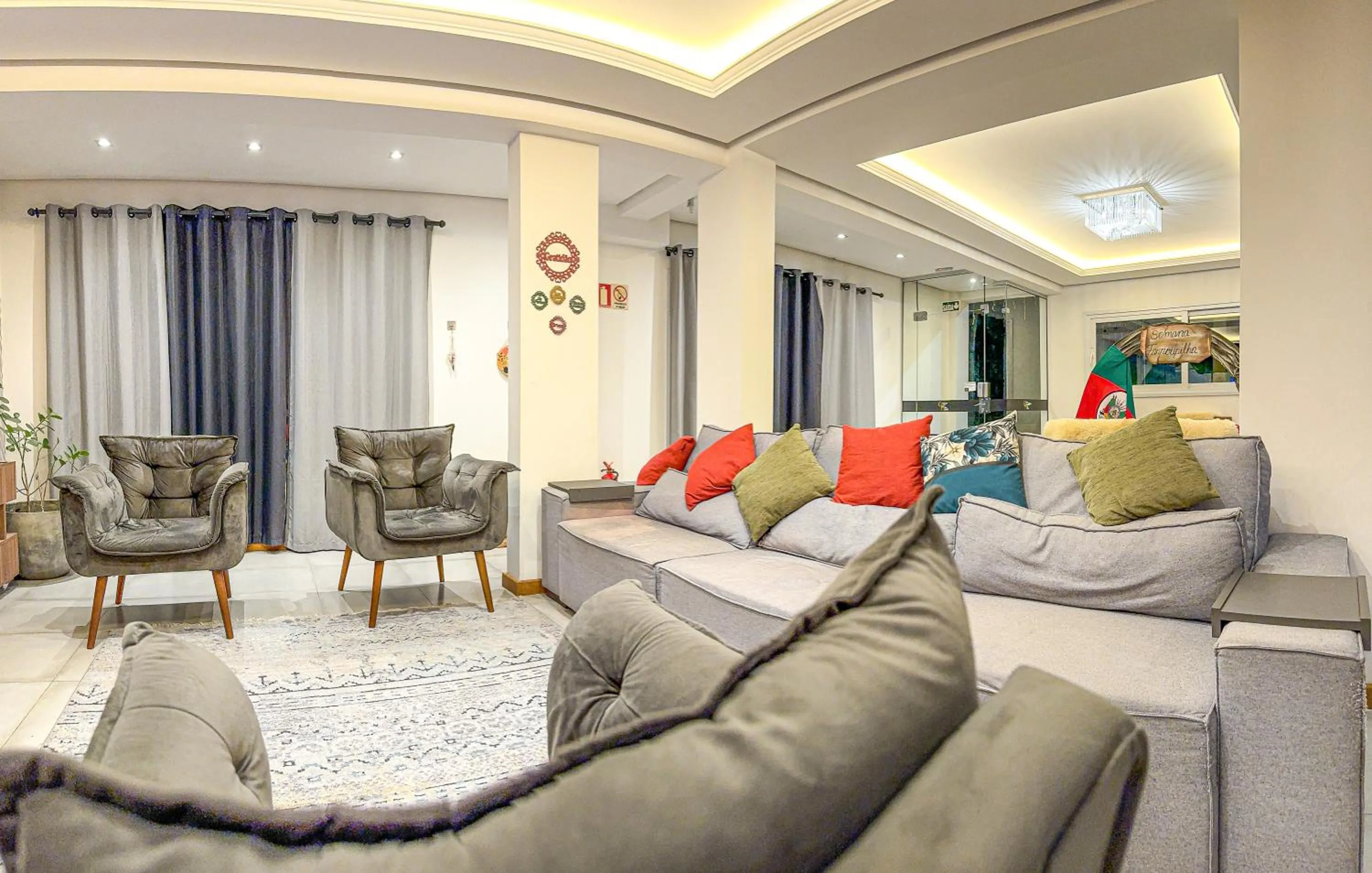 Communal lounge/ TV room in Hotel Golden Hills