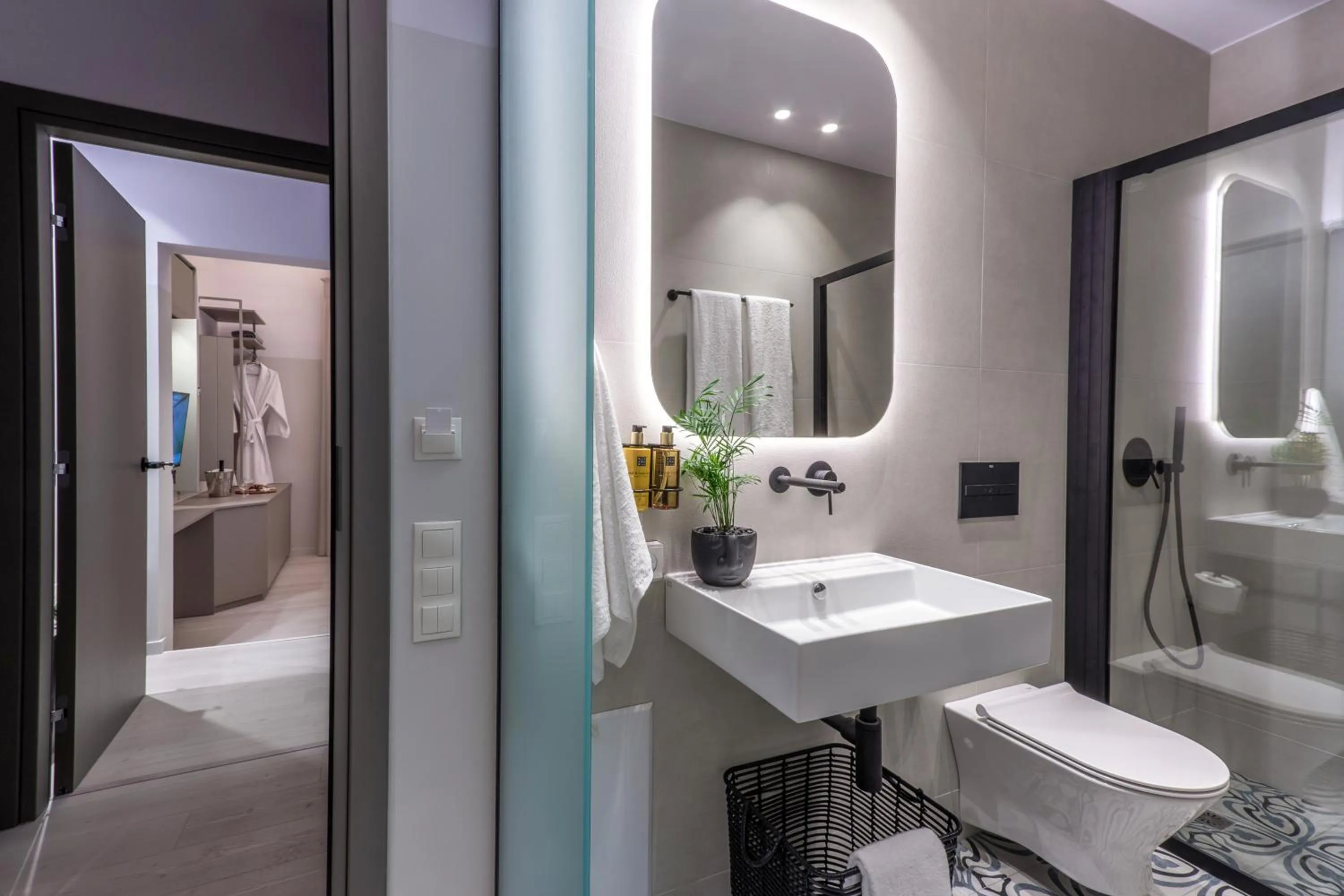 Shower in Octavia Rooms