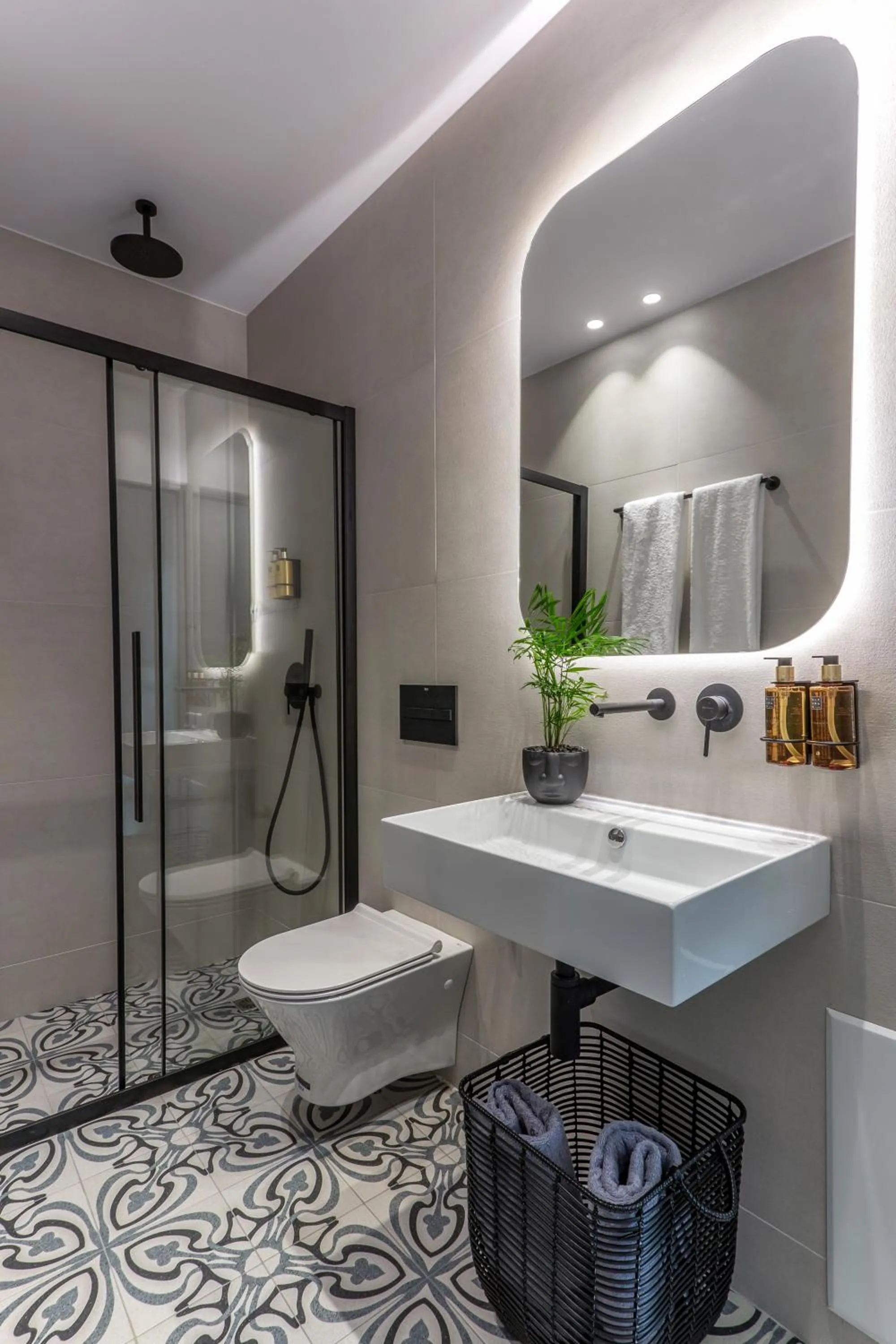 Shower in Octavia Rooms