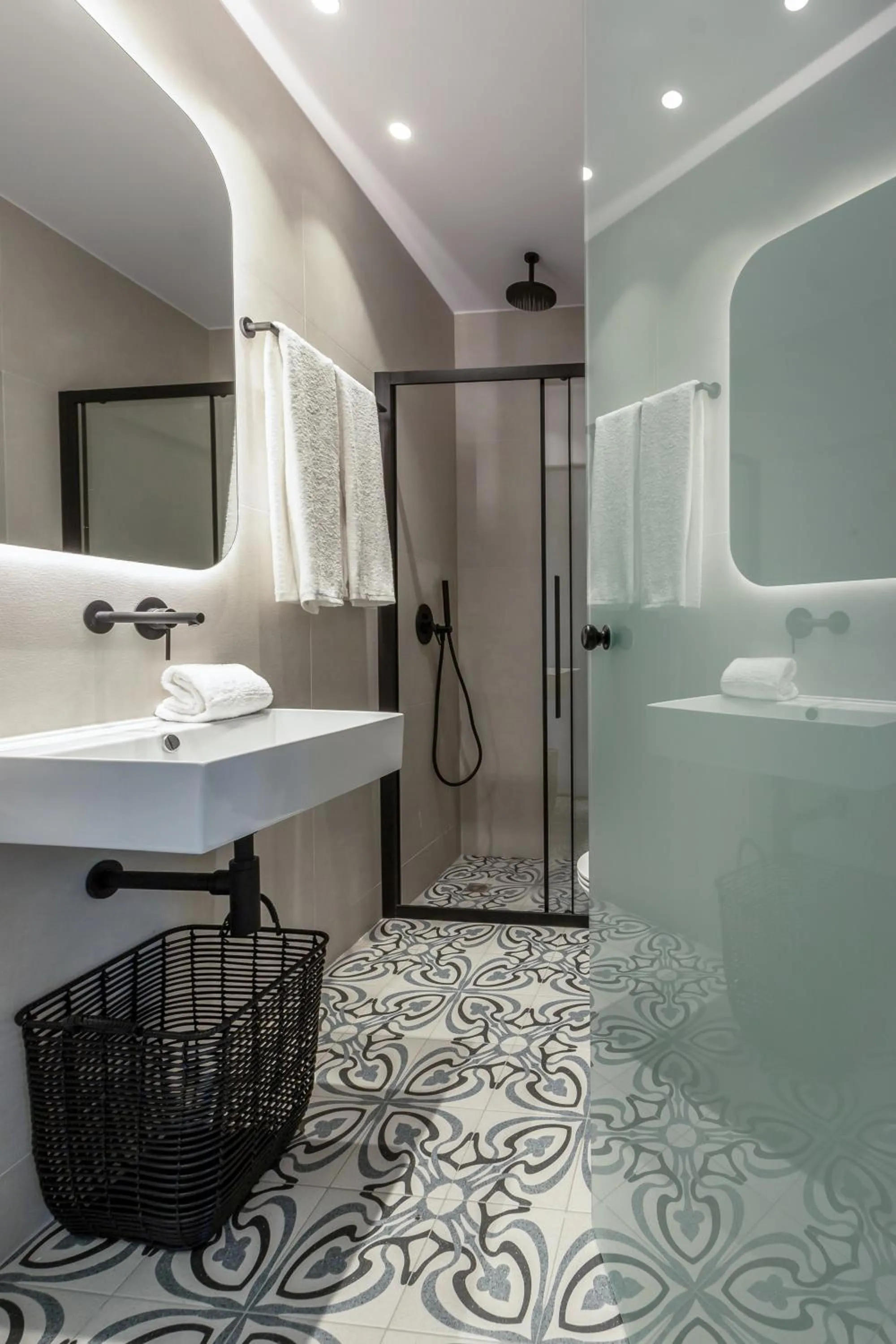 Shower in Octavia Rooms