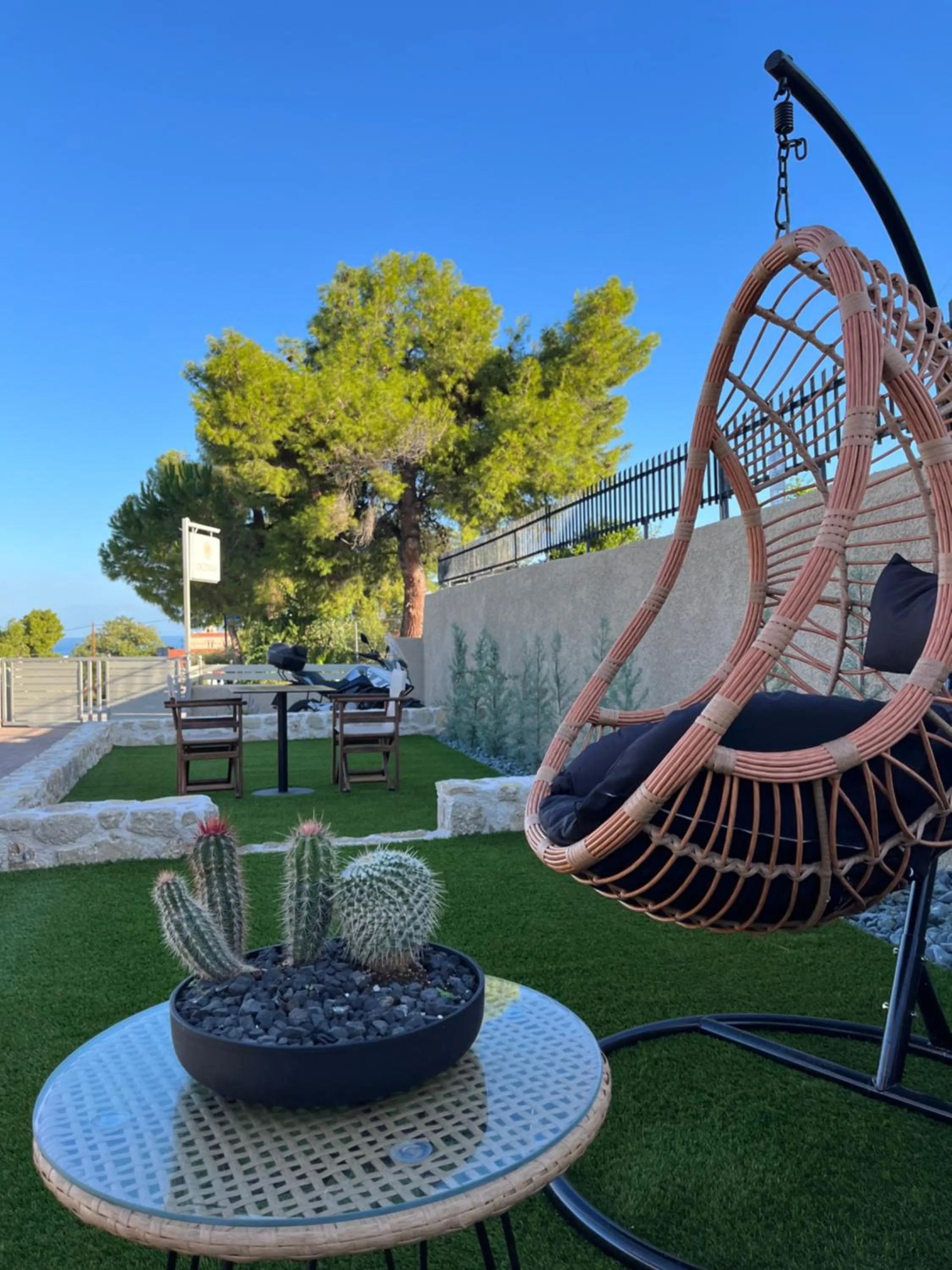 Restaurant/places to eat in Octavia Rooms