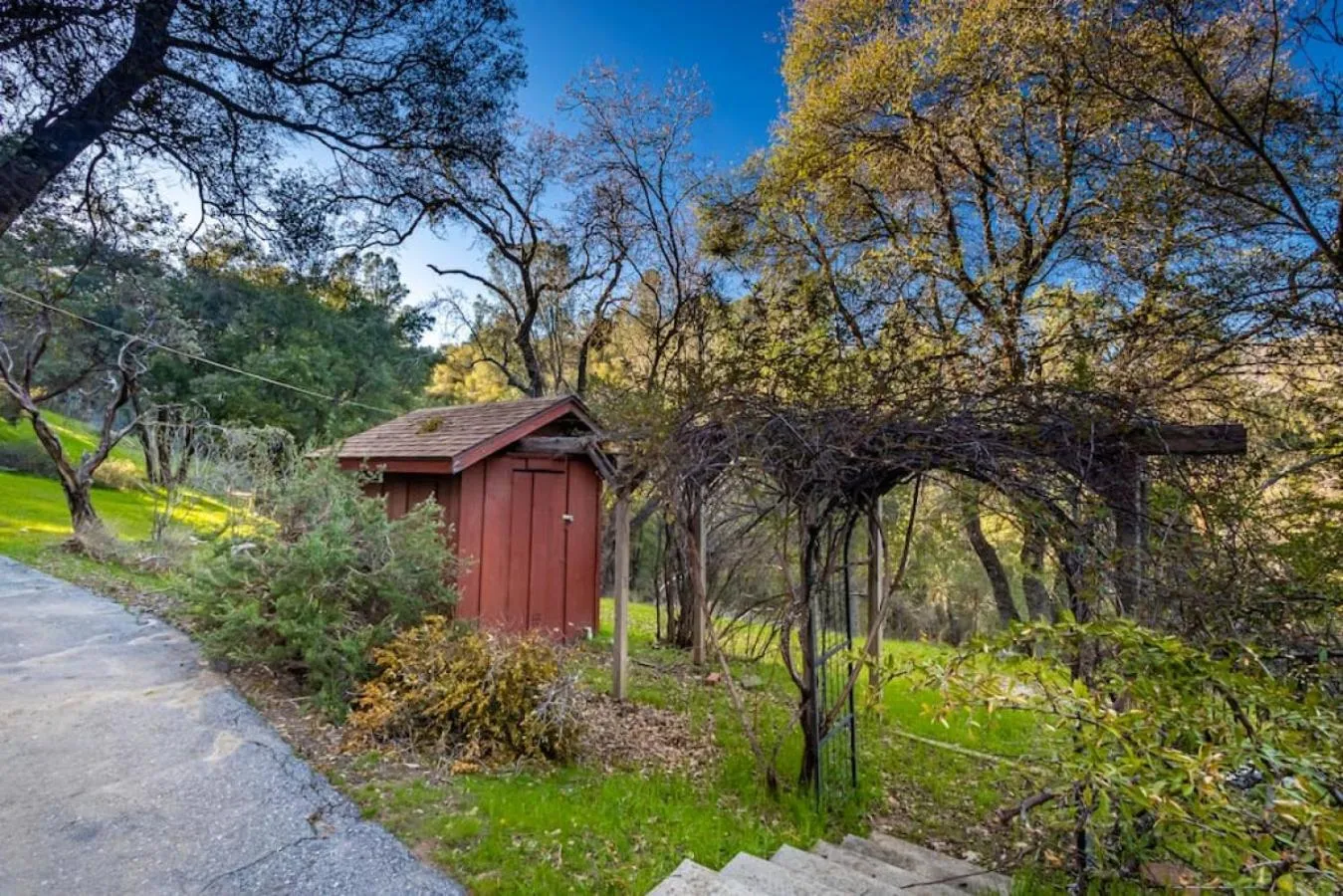 Sierra Vista Lookout Lodge with Creek, Waterfall and Waterholes, minutes from Bass Lake and Yosemite South Gate