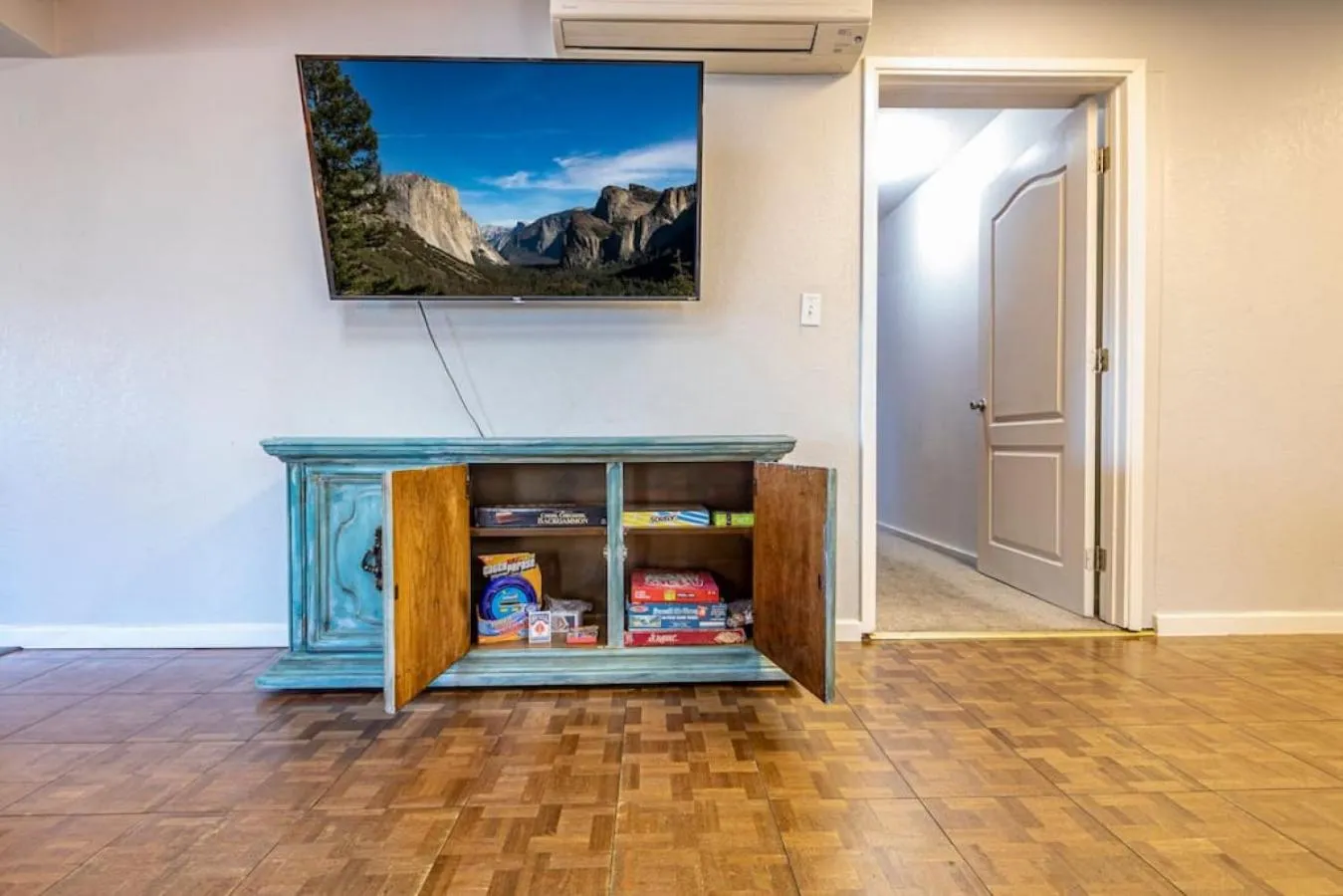 TV and multimedia in Sierra Vista Lookout Lodge with Creek, Waterfall and Waterholes, minutes from Bass Lake and Yosemite South Gate