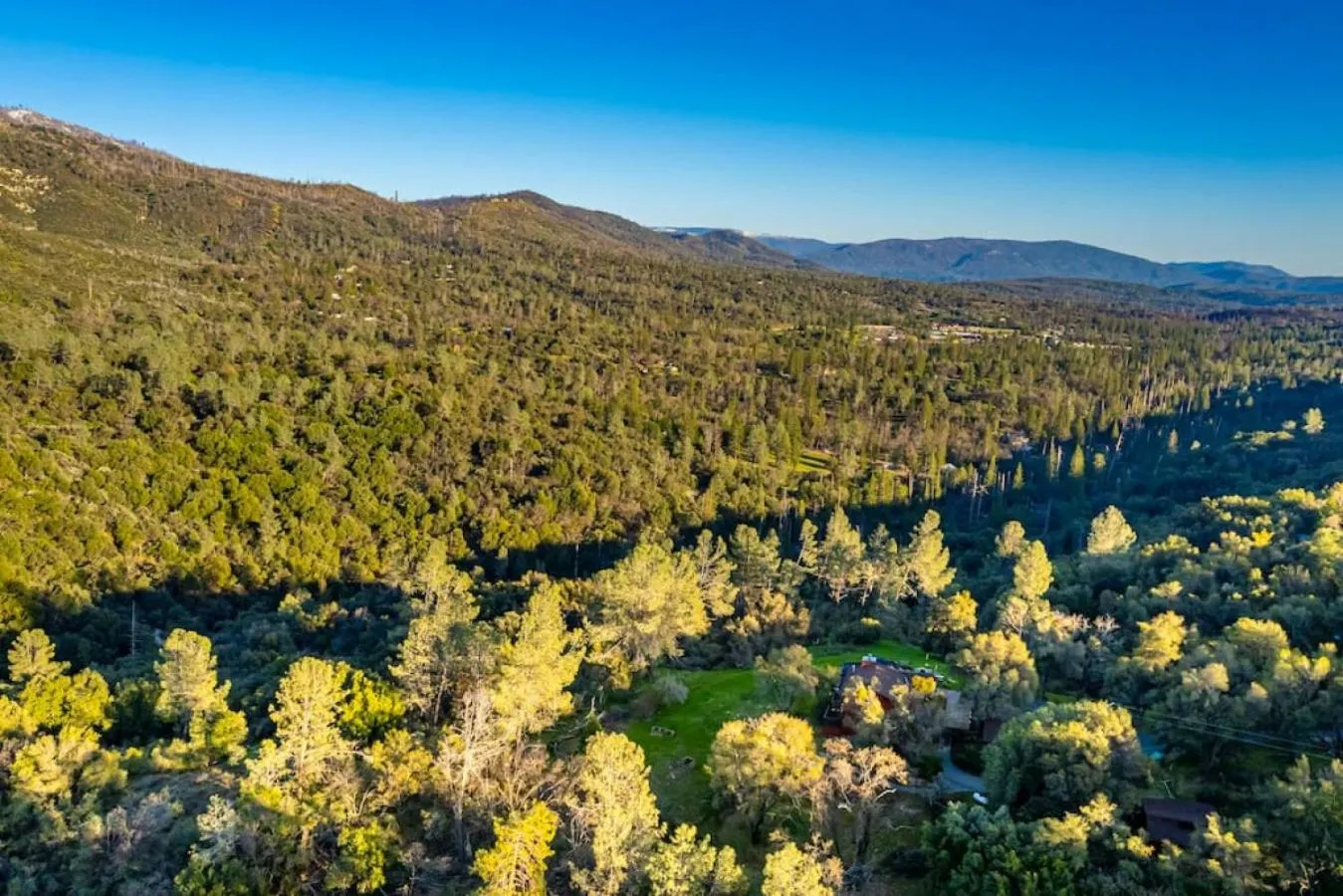 Sierra Vista Lookout Lodge with Creek, Waterfall and Waterholes, minutes from Bass Lake and Yosemite South Gate