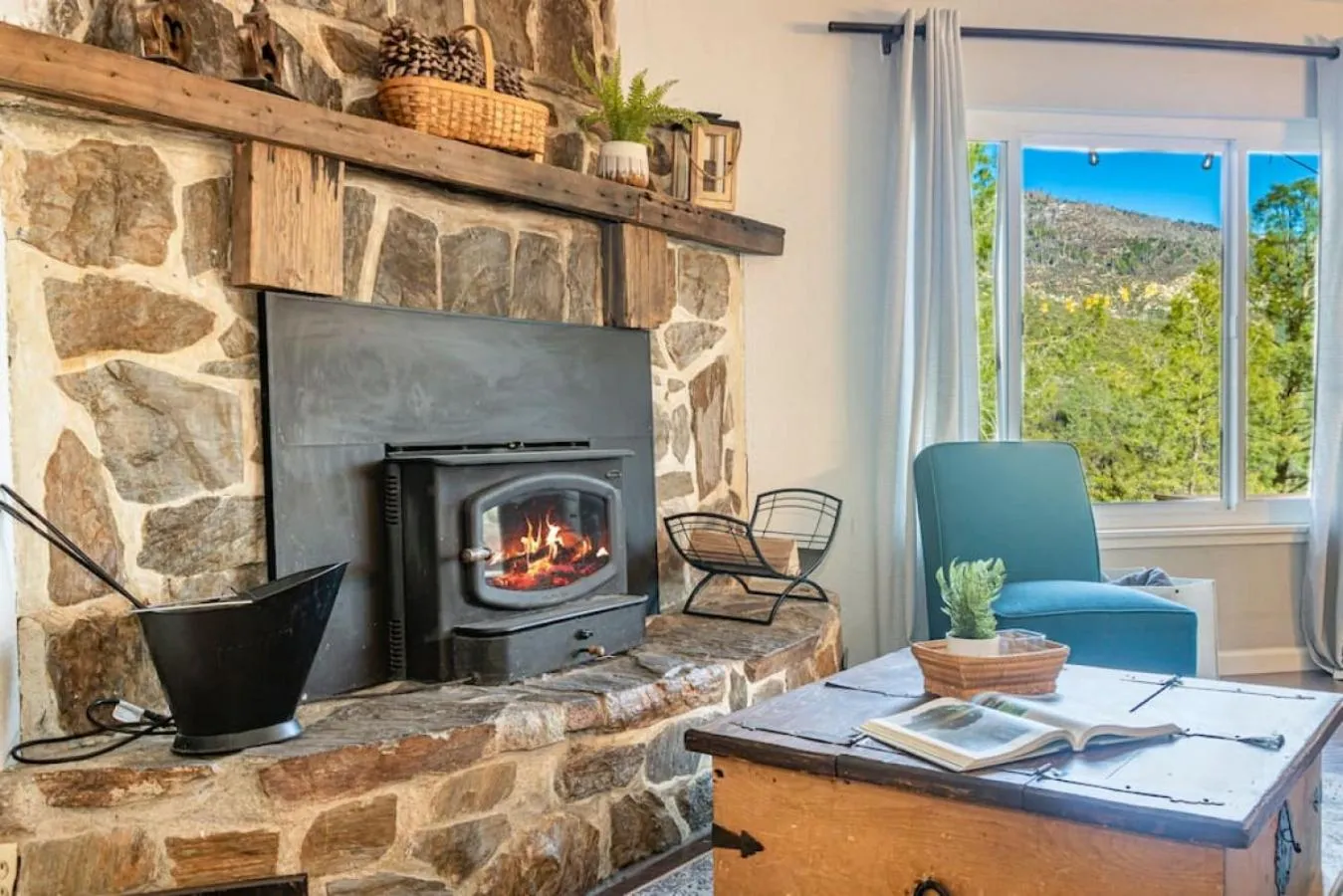 Living room in Sierra Vista Lookout Lodge with Creek, Waterfall and Waterholes, minutes from Bass Lake and Yosemite South Gate