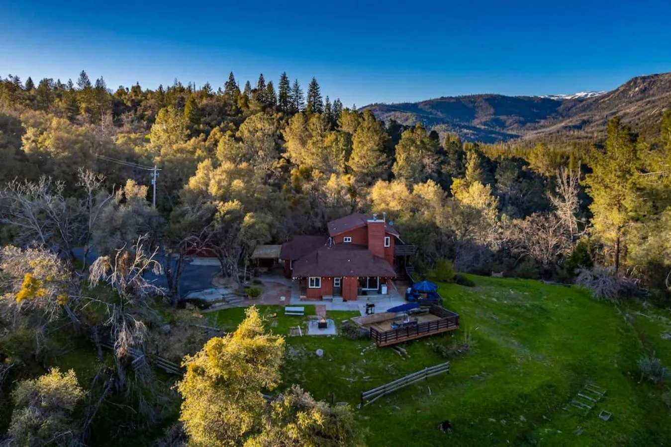 Sierra Vista Lookout Lodge with Creek, Waterfall and Waterholes, minutes from Bass Lake and Yosemite South Gate