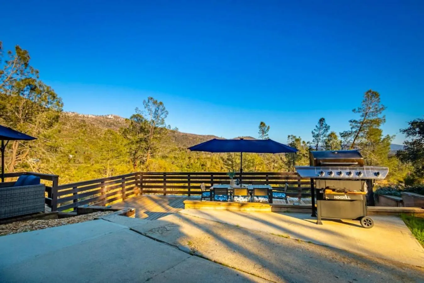 Sierra Vista Lookout Lodge with Creek, Waterfall and Waterholes, minutes from Bass Lake and Yosemite South Gate