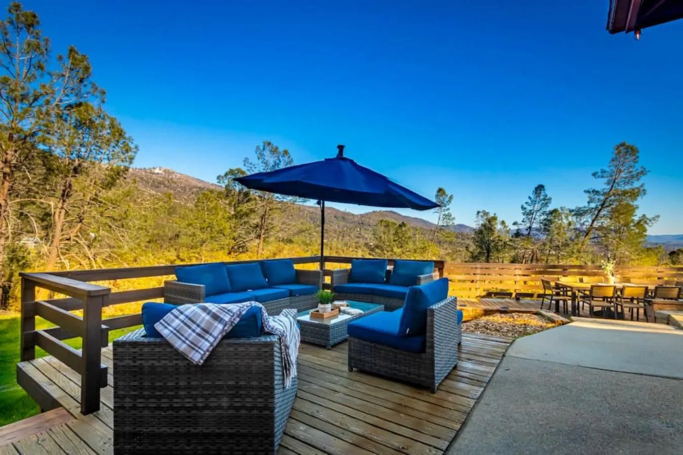 Patio in Sierra Vista Lookout Lodge with Creek, Waterfall and Waterholes, minutes from Bass Lake and Yosemite South Gate