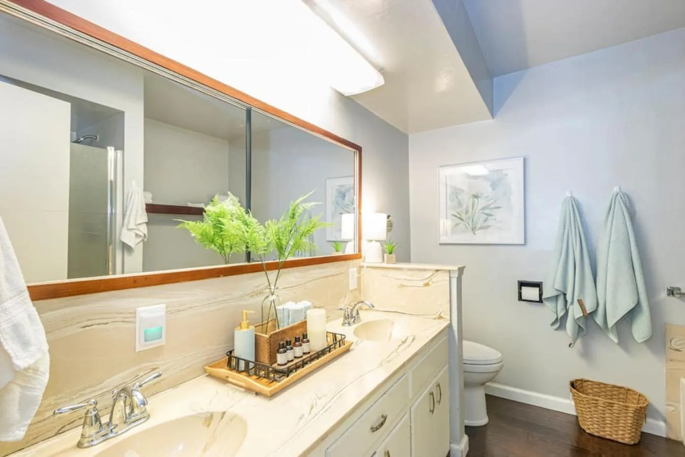 Bathroom in Sierra Vista Lookout Lodge with Creek, Waterfall and Waterholes, minutes from Bass Lake and Yosemite South Gate