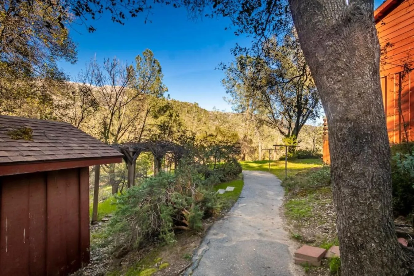 Sierra Vista Lookout Lodge with Creek, Waterfall and Waterholes, minutes from Bass Lake and Yosemite South Gate