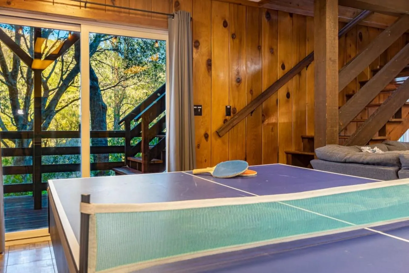 Table tennis in Sierra Vista Lookout Lodge with Creek, Waterfall and Waterholes, minutes from Bass Lake and Yosemite South Gate