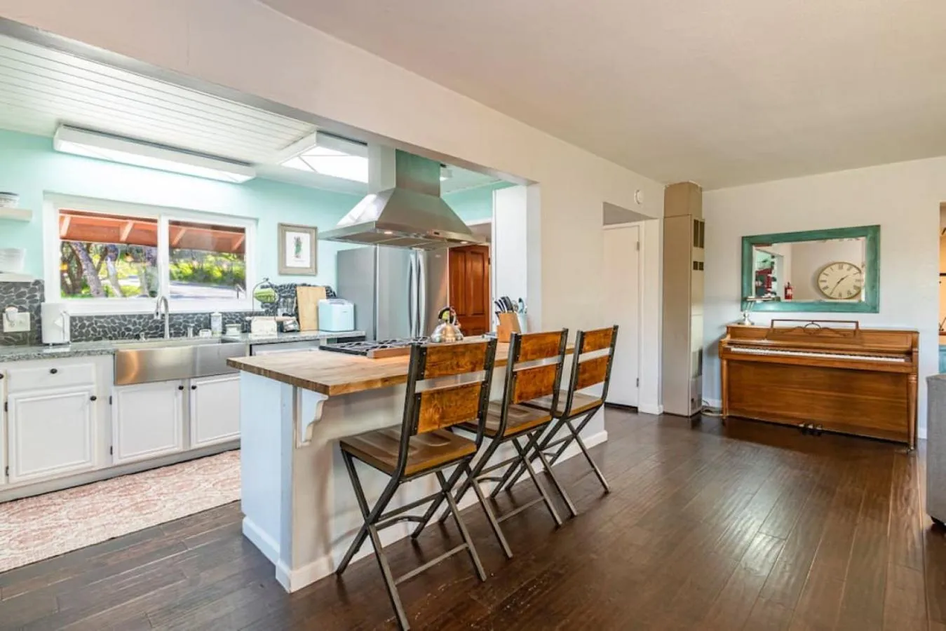 Dining area in Sierra Vista Lookout Lodge with Creek, Waterfall and Waterholes, minutes from Bass Lake and Yosemite South Gate