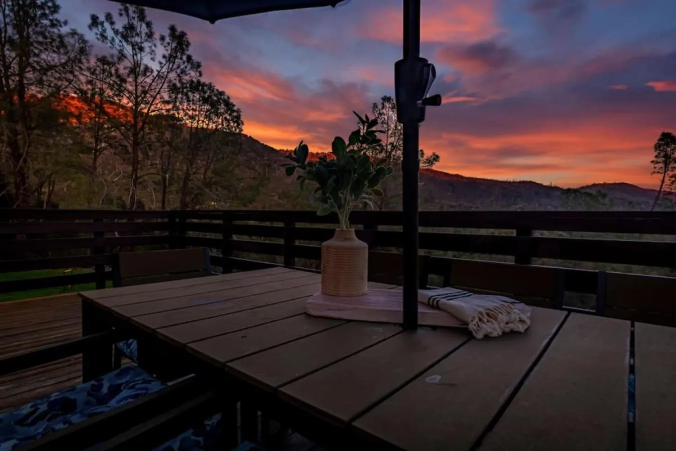 Sierra Vista Lookout Lodge with Creek, Waterfall and Waterholes, minutes from Bass Lake and Yosemite South Gate