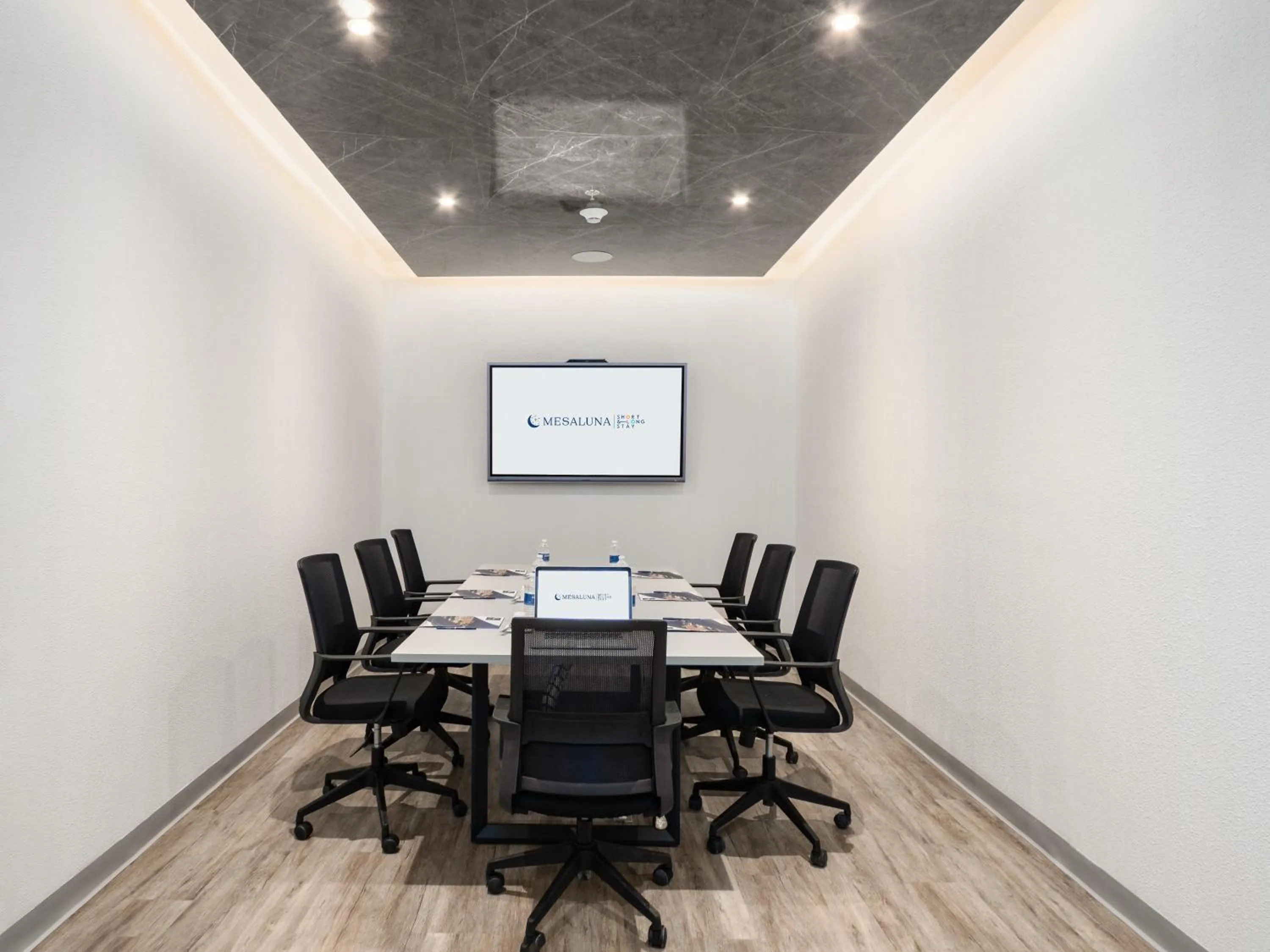 Meeting/conference room in Hotel Mesaluna Short & Long Stay