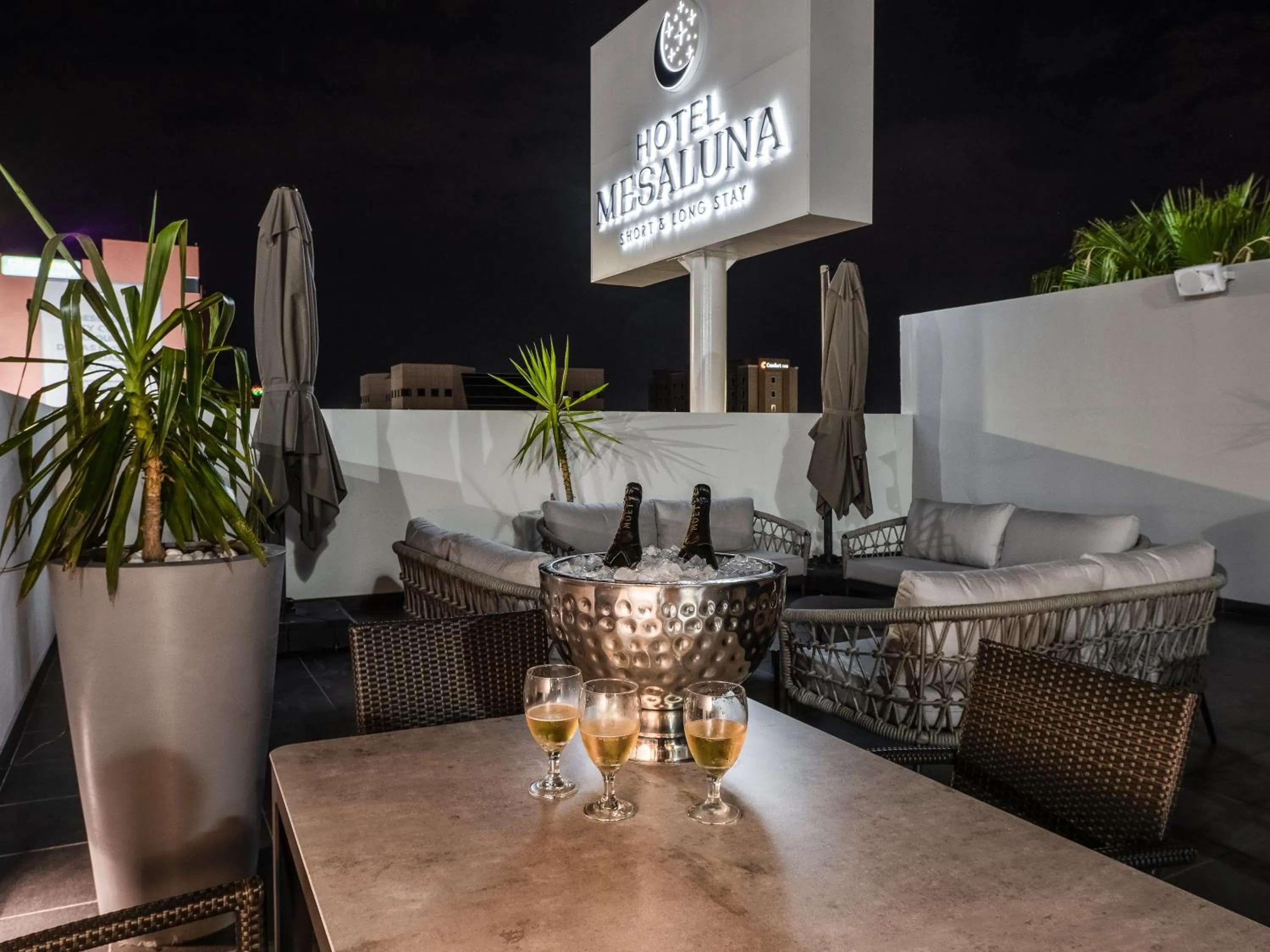 Balcony/Terrace in Hotel Mesaluna Short & Long Stay